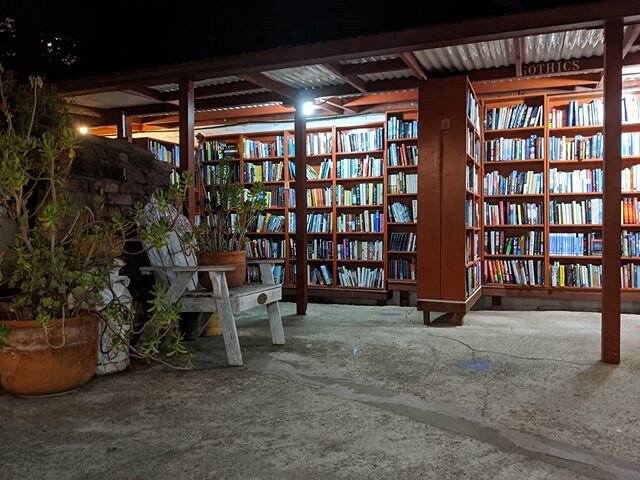 Night books.
.
#bartsbooks #bookstore #outdoorbookstore #ojai #ojaivalley