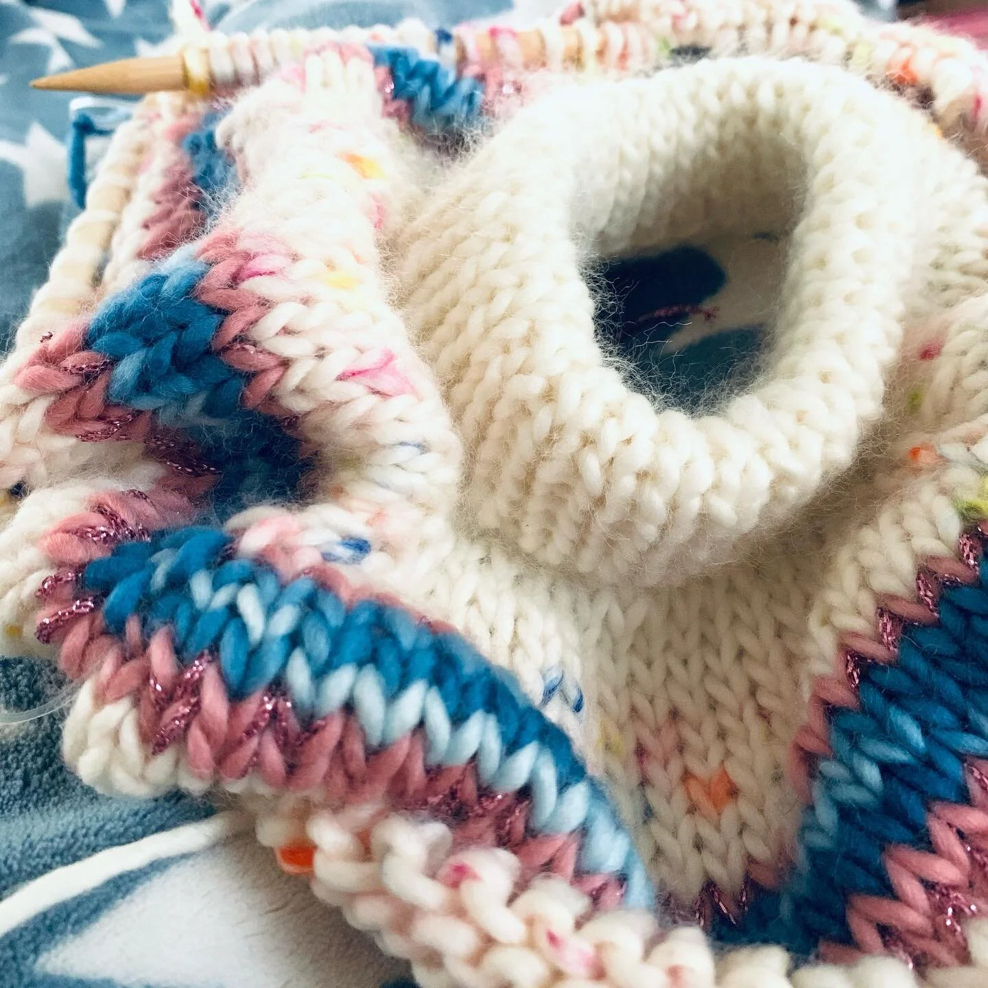 Work in progress. Love the colors of this yarn and how incredibly soft it is!
&bull;
#knitting #handknitting #knitwear #knitweardesigner #knitweardesign #fashion #fashiondesigner #fashiondesign #merinowool #meriwool #weareknitters #art