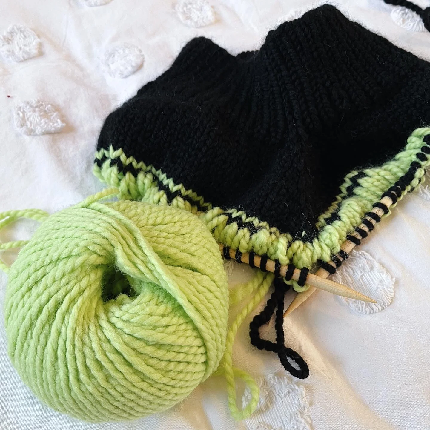 Big Shego vibes! 💚🖤
&bull;
#knit #knitting #knittersofinstagram #sweater #knitwear #knitweardesigner #fashion #fashiondesign #chunkyknitting #handknit #shego #kimpossible #green