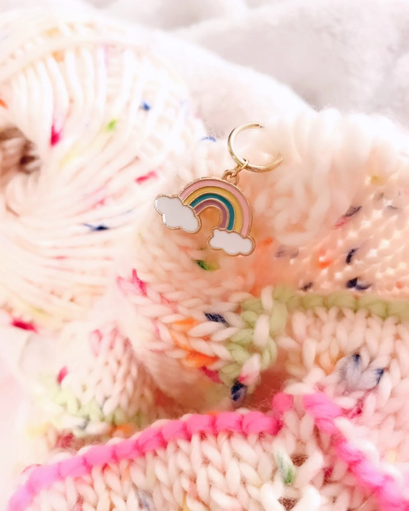 Knitting up something new! 
&bull;
Got these super cute stitch markers from @jackibeanusa 🥰🌈
&bull;
#knit #knitting #knittersofinstagram #sweater #knitwear #knitweardesigner #fashion #fashiondesign #chunkyknitting #handknit