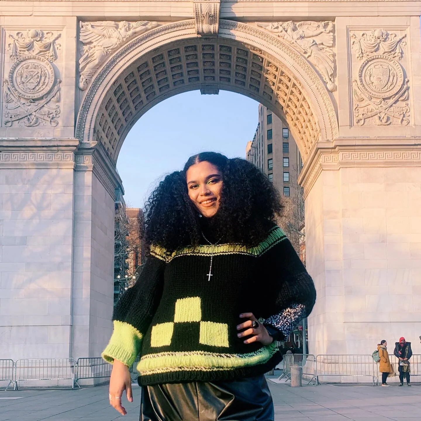 The Bethani Sweater!
&bull;
It&rsquo;s so exciting to see someone wearing something I&rsquo;ve made! 🥺🥰 and looking absolutely FABULOUS 🖤💚
&bull;
#knit #knitting #sweater #knitwear #knitweardesigner #bethani #fashion #fashiondesigner #handknit #s