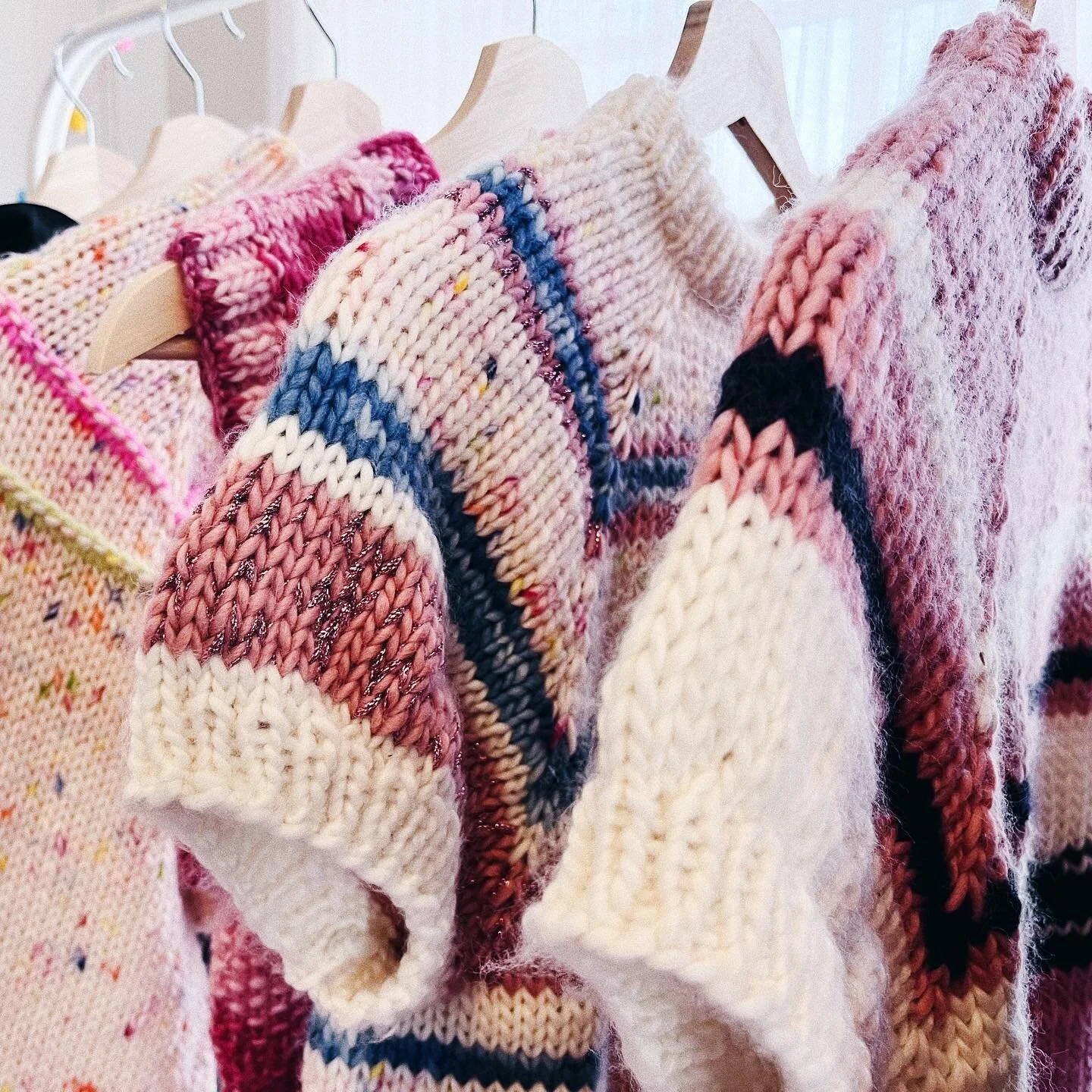 🧶👄🧶
&bull;
#knitting #knittersofinstagram #handknit #knitsweater #fashion #knitweardesigner #designer #chunky #artistsoninstagram #smallbusiness