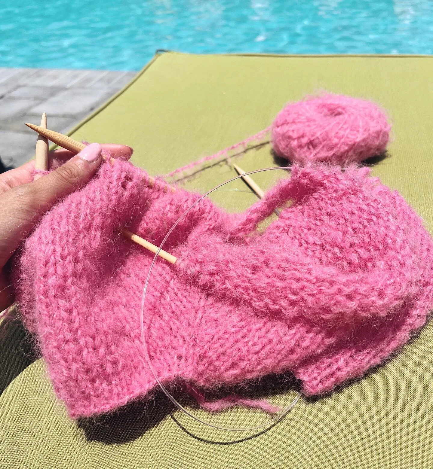 Relaxing by the pool 🌞
&bull;
#knitting #knittersofinstagram #handknit #knitsweater #fashion #knitweardesigner #designer #chunky #artistsoninstagram #smallbusiness