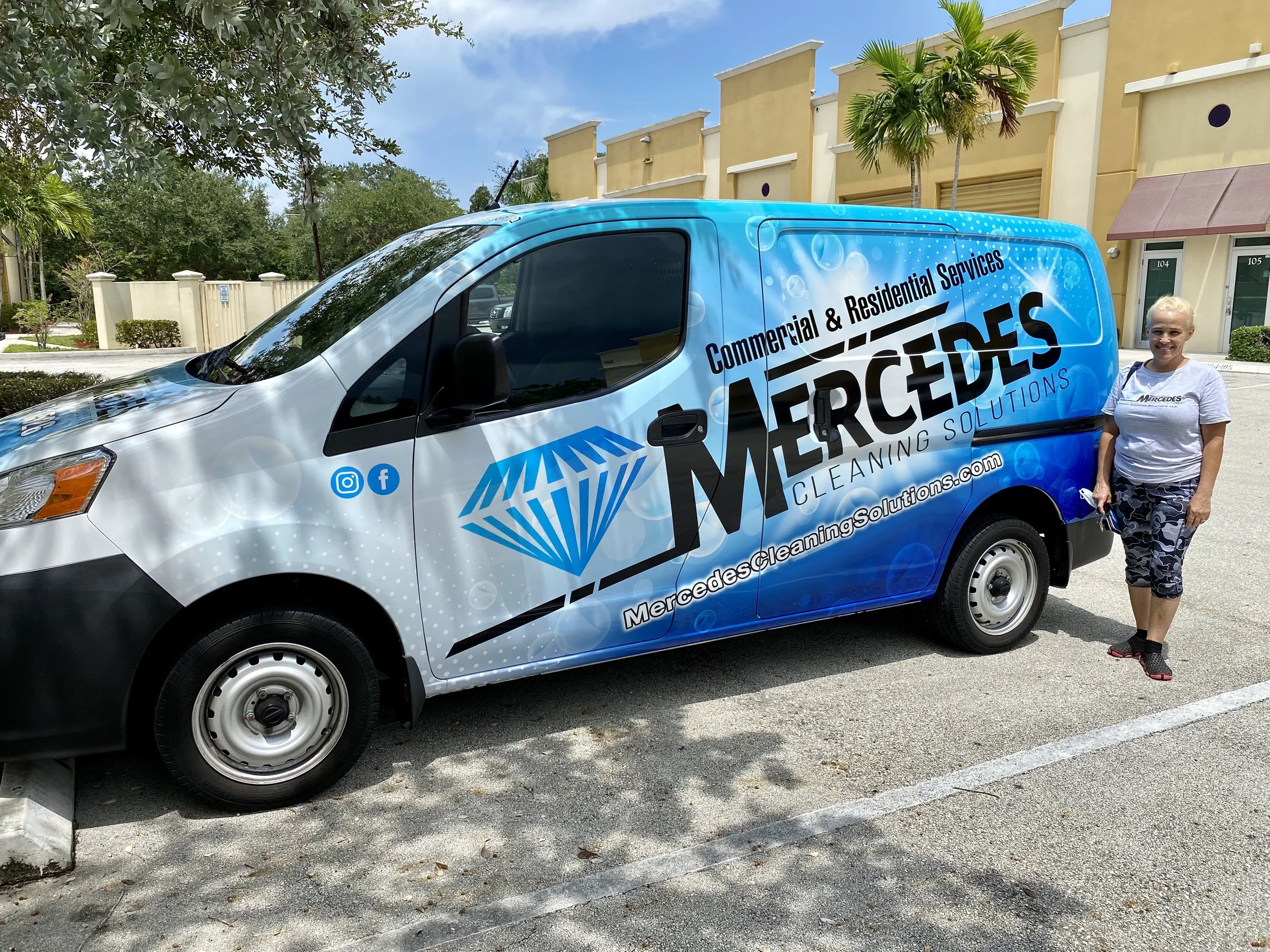 mercedes infront of van.jpg
