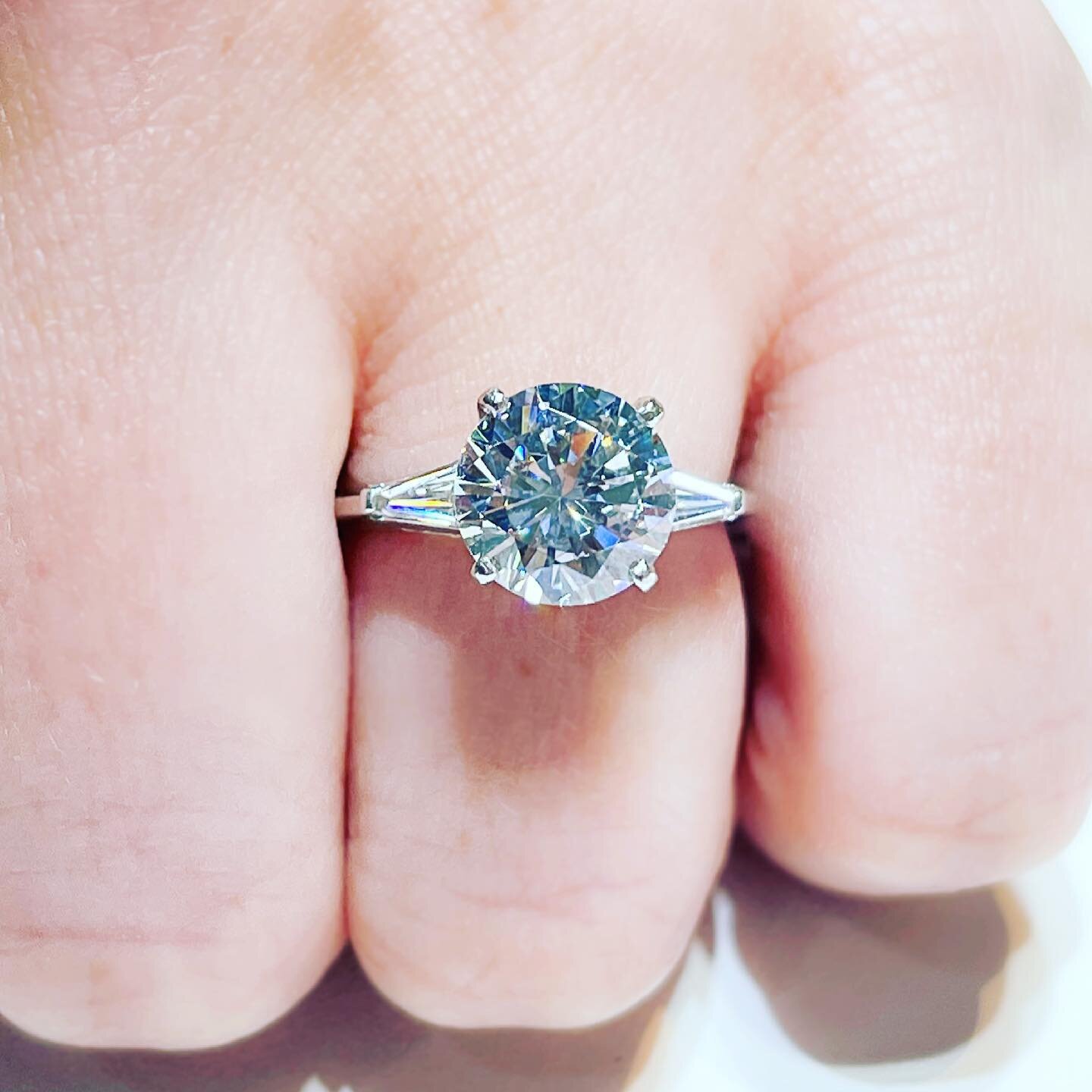 2+ carat round diamond with baguettes? How much more classic can it possibly get. 🥰
.
.
#engagementring #getengaged #truelove #engagement #engagementringideas #jewelry #jewelryoftheday #wcw