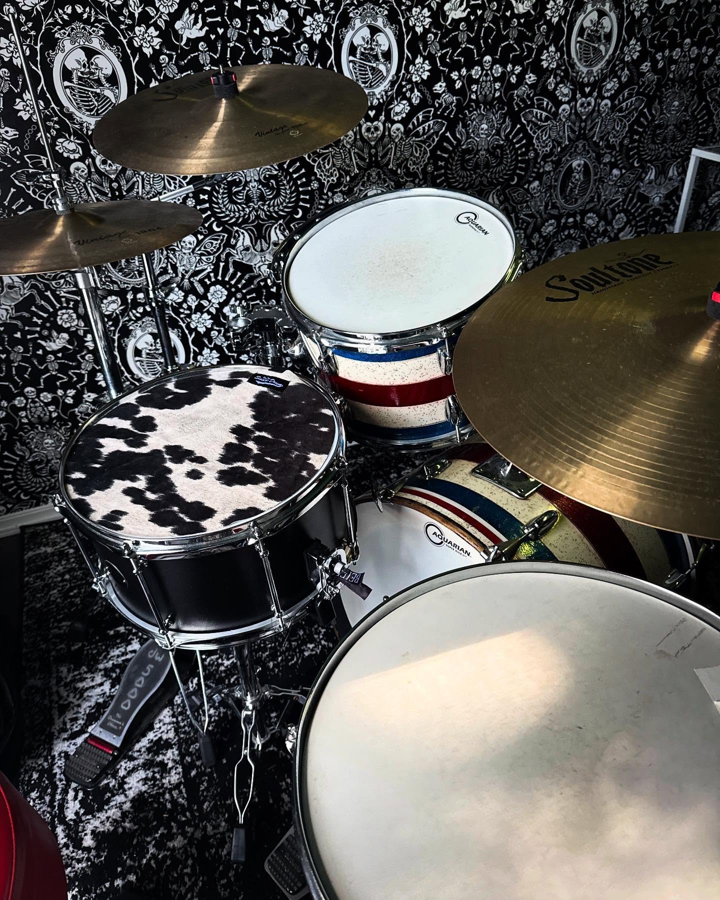 Reggae drum recording day at our dual purpose studio in Santa Rosa. Enough room for the @whisperroom and my kit&hellip;close mic&rsquo;d with a couple of rim mics. Sounds, looks and feels great recording here. 
.
.
.
@soultonecymbals @slingerlanddrum