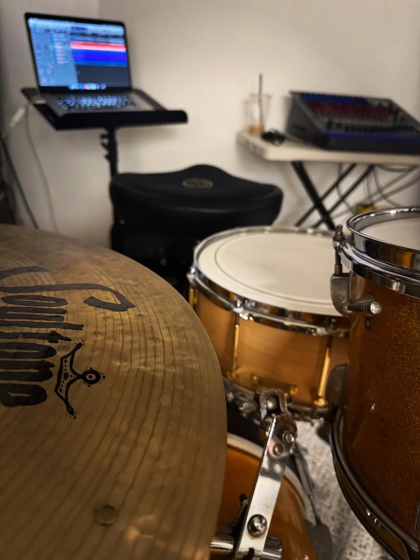 Recording some jazz, rock, blues and country for a project with some SERIOUS deadlines. 😳 This old @ludwigdrumshq is sounding amazing as always. That beech @nobleandcooley is crushing it in every tuning and style. As are the @soultonecymbals 🤘🏼
.