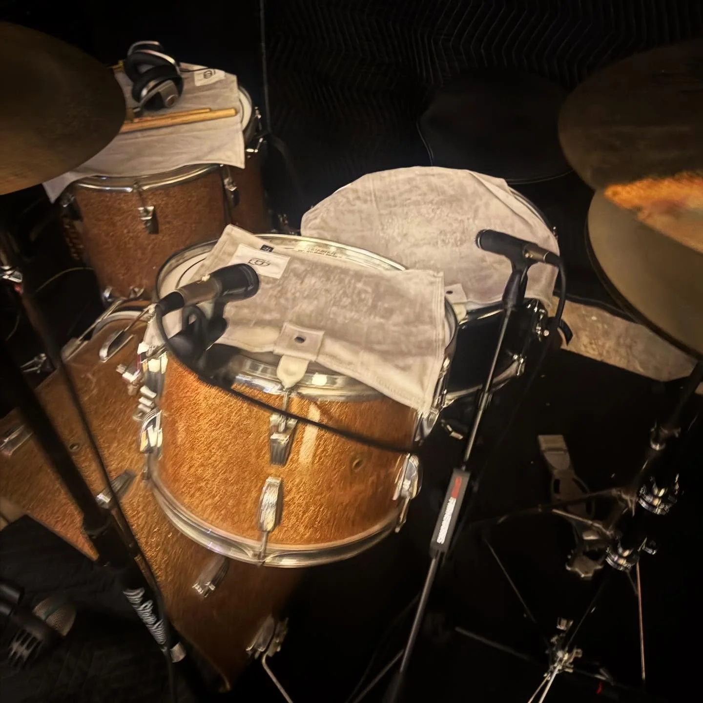 Putting these beauties to work today. Some 70&rsquo;s rock, new country, some metal and even some hip hop. 🤘🏼With tea towels @tandemdrums or  without tea towels. 
They&rsquo;re sounding better everyday. 
Btw&hellip;that 7 x 14 @beierdrums snare is 