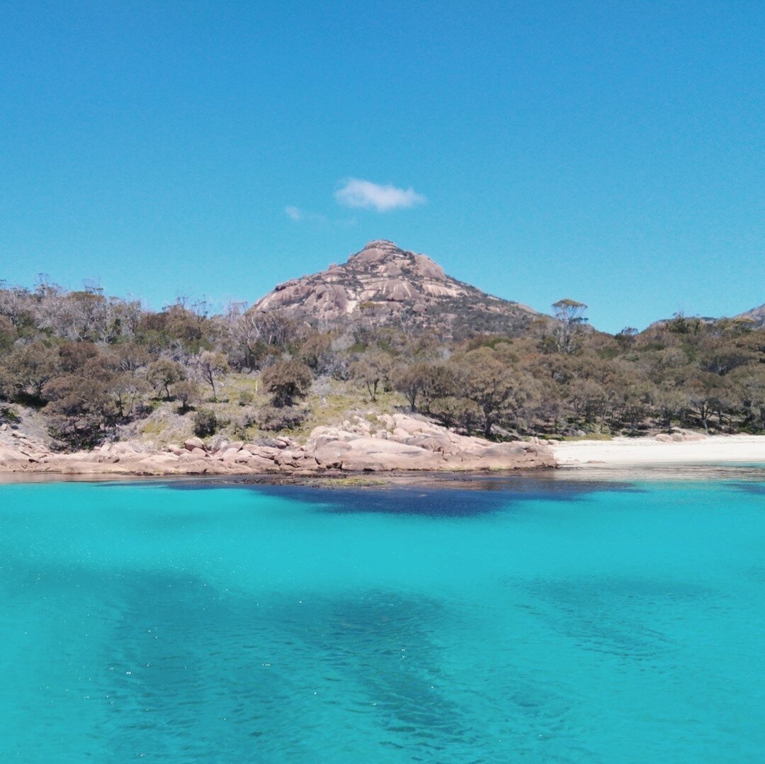 Schouten Island - the perfect summer escape ☀️⁠
⁠
⁠
Taken on Day One of our magical four-day Freycinet Peninsula Experience.⁠
⁠
⁠
📸@luke_brokensha⁠
⁠
#freycinetexperiencewalk #summerescape #TassieStyle