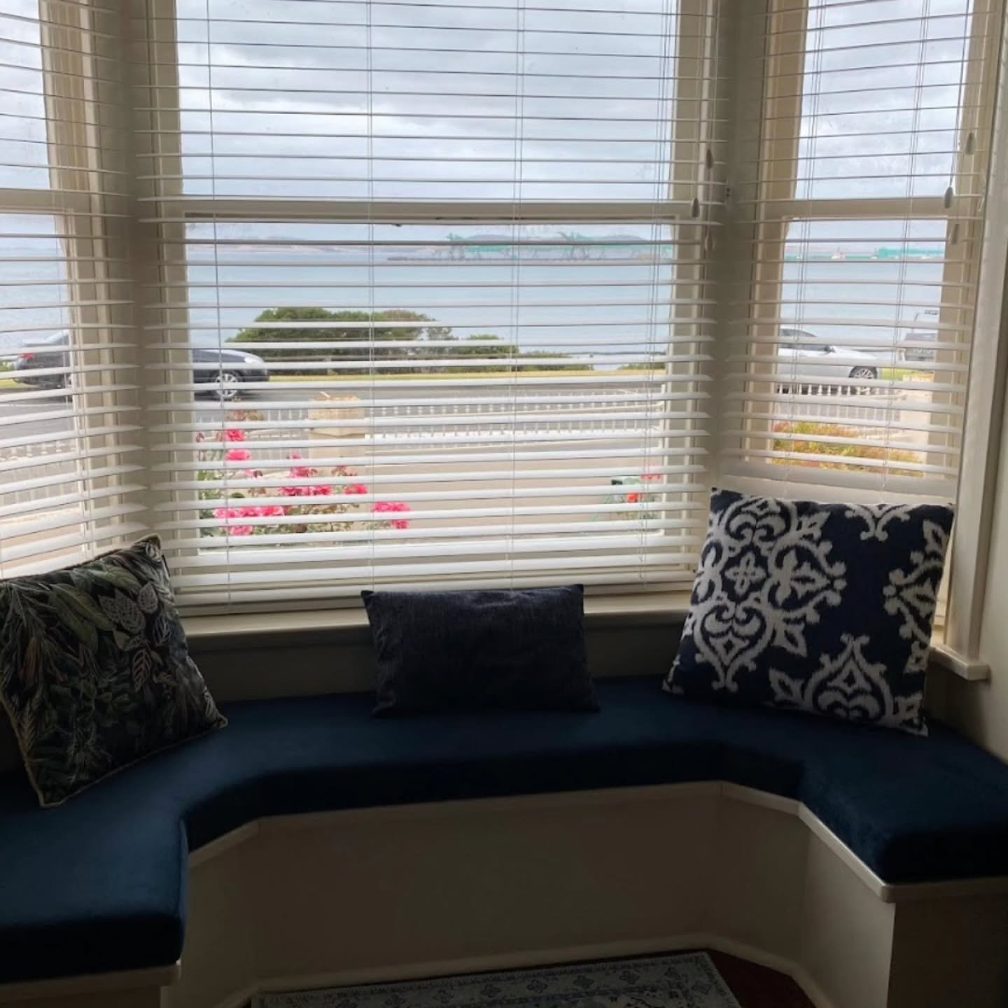 This custom cushion was made to fit perfectly in this odd-shaped space. Every cushion is cut, shaped and covered here in the workshop to suit your exact needs.

#eyreupholsterers #custommade #madetofit #eyrepeninsula