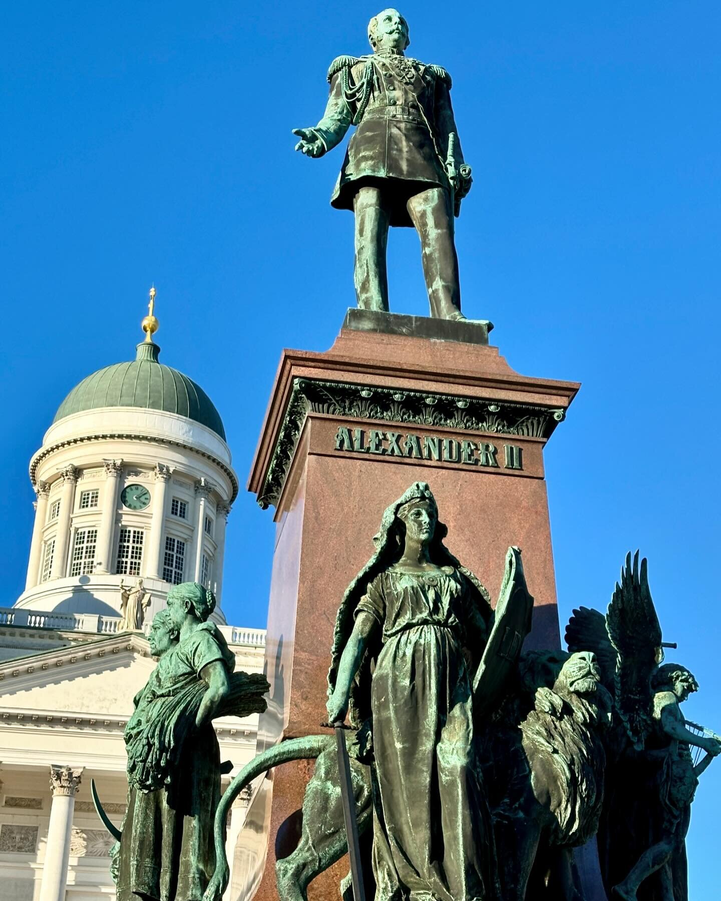 Helsingin kantakaupunki on t&auml;ynn&auml; historian havinaa. Upea Senaatintori on klassikkon&auml;ht&auml;vyys Helsingin keskustassa, ja sen ymp&auml;rist&ouml; on t&auml;ynn&auml; piilotettuja historiallisia helmi&auml;! 

Tuomiokirkon ja presiden