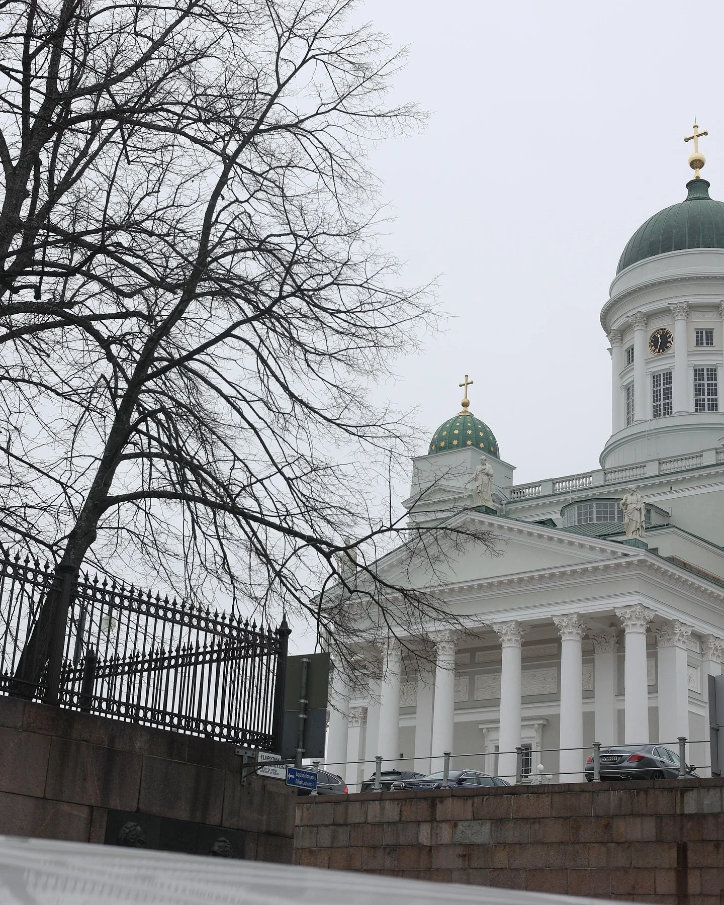 Kev&auml;ttalven kirkkaat p&auml;iv&auml;t ja hiljalleen l&auml;mpenev&auml; ilma tekev&auml;t Helsingin ydinkeskustasta t&auml;ydellisen paikan kaupunkiseikkailuille &ndash;ilman hintalappua! 🏙️✨

Voit kuljeskella historiallisten kujien halki, ihas