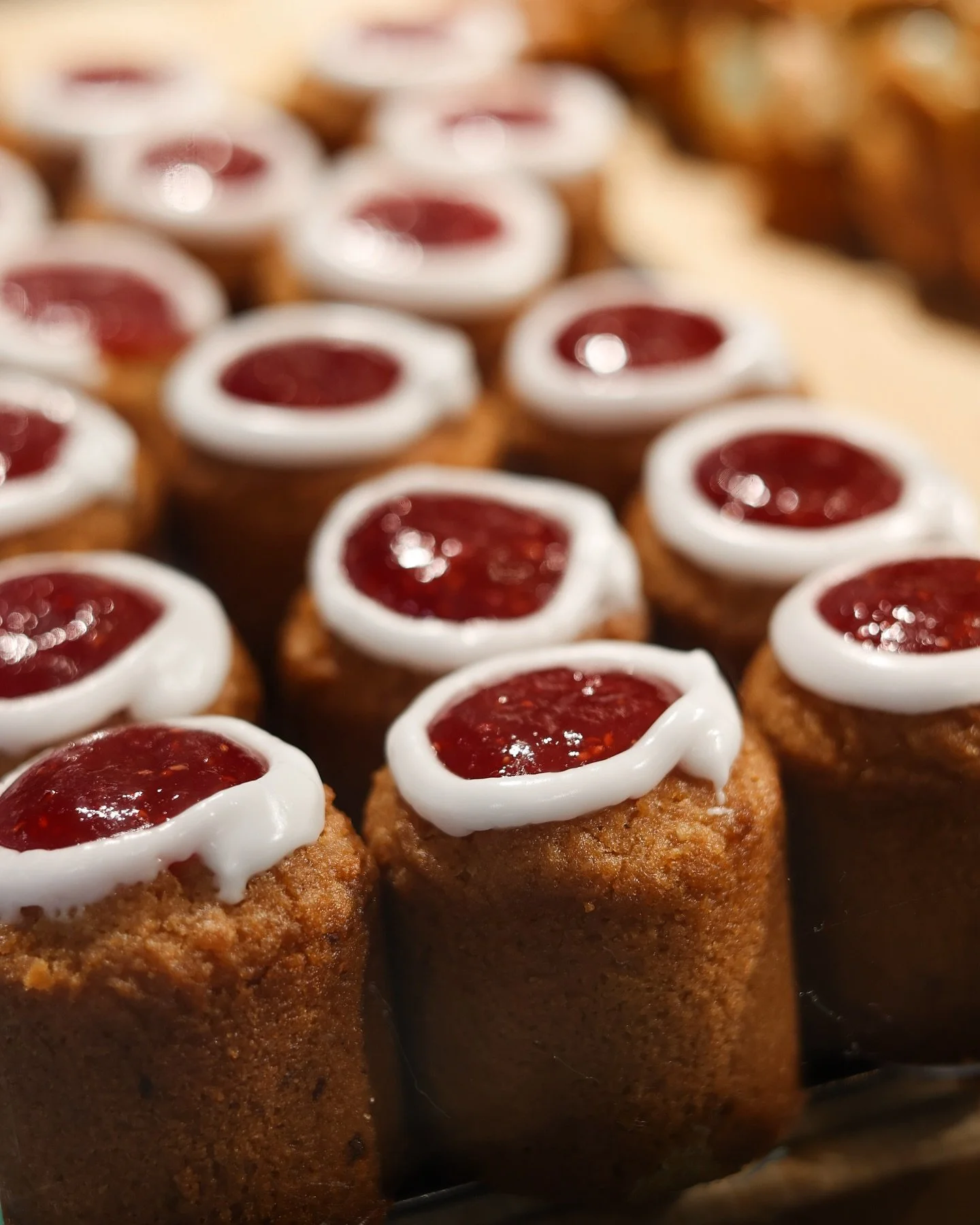 T&auml;n&auml; keskiviikkona juhlistamme Johan Ludvig Runebergia, kansallisrunoilijaa, jonka teokset ovat inspiroineet sukupolvia.✍️ Runeberginp&auml;iv&auml; ei ole vain runouden yst&auml;vien juhla &ndash; se on my&ouml;s t&auml;ydellinen hetki nau