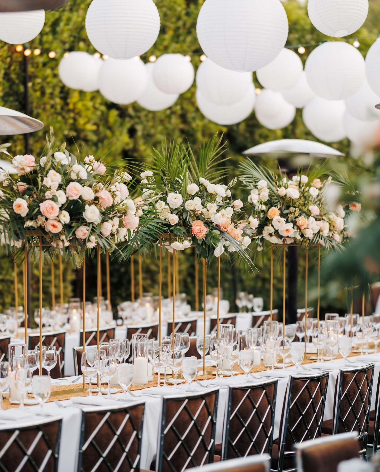 Tall floral centerpieces and gold metallic accents for Mario and Jon&rsquo;s special day!
.
.
.
#artisaninspiration #palmspringswedding #artisanevents #artisaneventfloraldecor #weddingreception