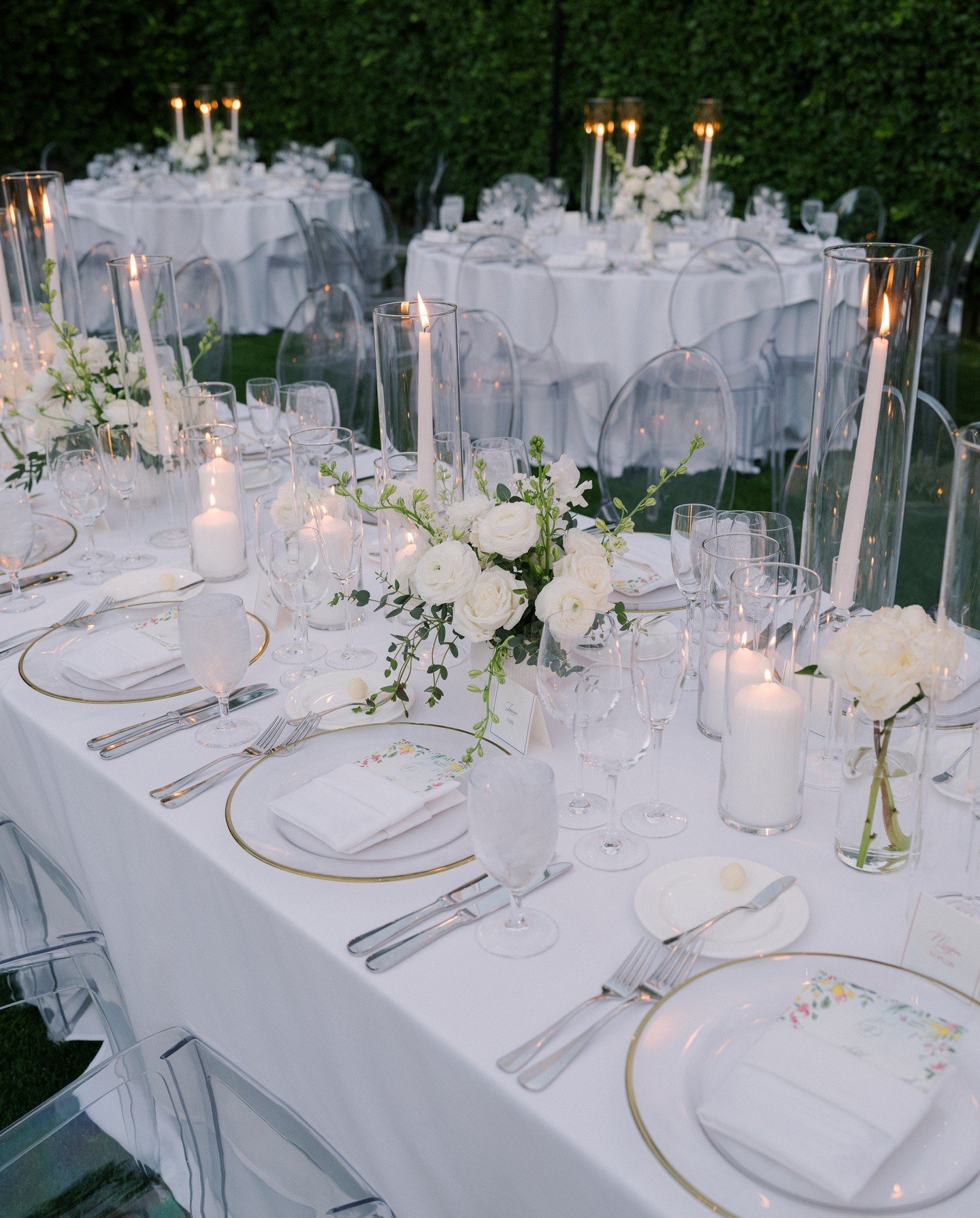A candlelit reception 🤍 Here&rsquo;s to a night filled with romance and bliss.
...
#artisaninspiration #palmspringswedding #artisanevents #artisaneventfloraldecor #weddingreception #champagne #glassware