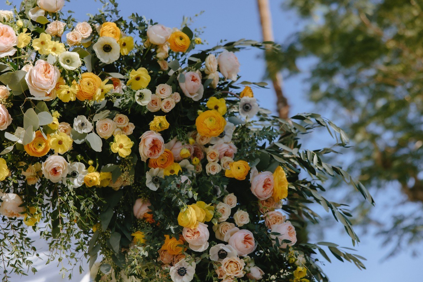 Yellow, orange, and blush 💛🧡💖 The perfect combination for a wedding ceremony.
&hellip;
#artisaninspiration #palmspringswedding #artisanevents #artisaneventfloraldecor #colorfulblooms #weddingfloral