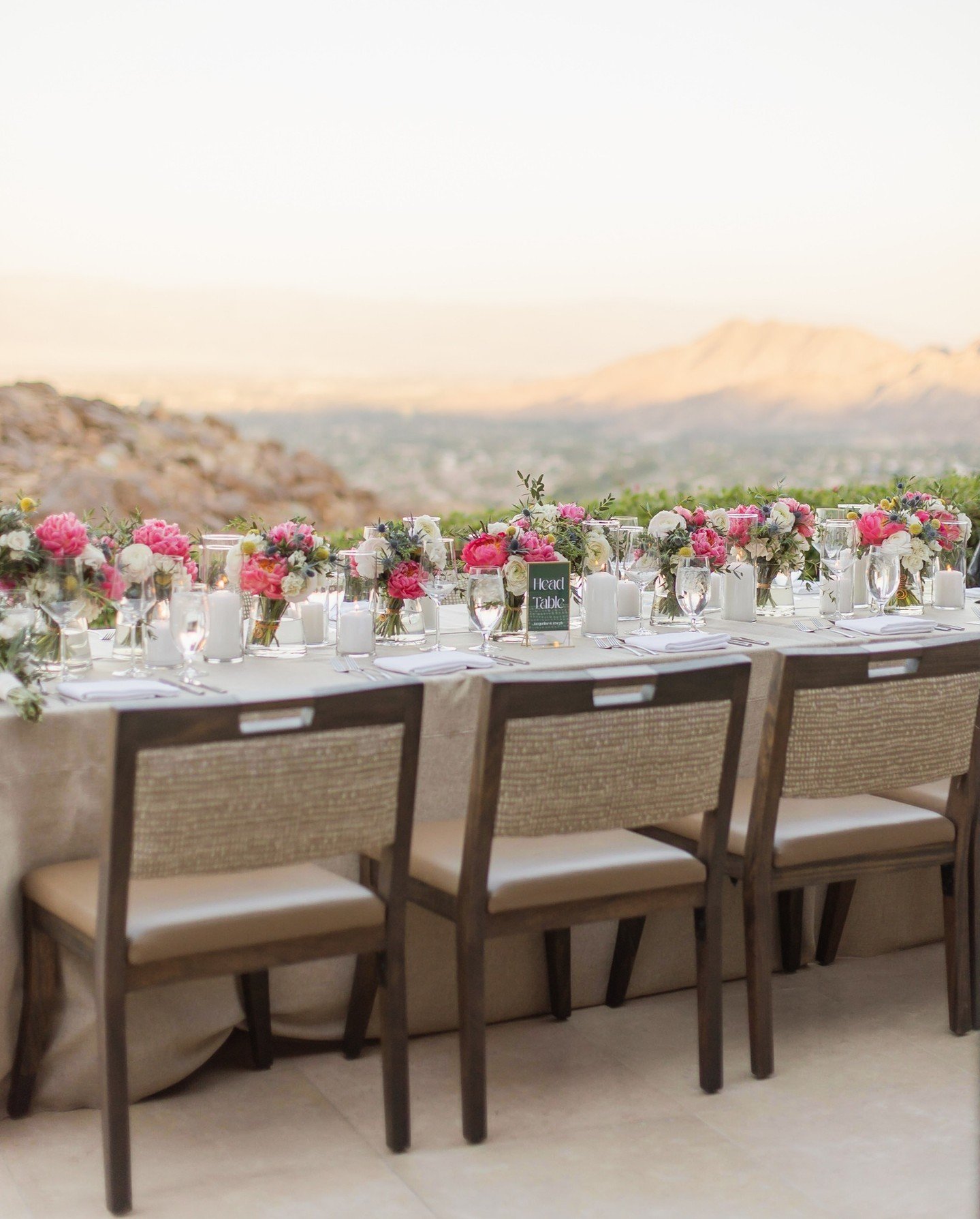 Dinner with a view ✨
...
#artisaninspiration #palmspringswedding #artisanevents #artisaneventfloraldecor #withartisanispiration #weddingreception #centerpieces #socalwedding #pinkflorals
