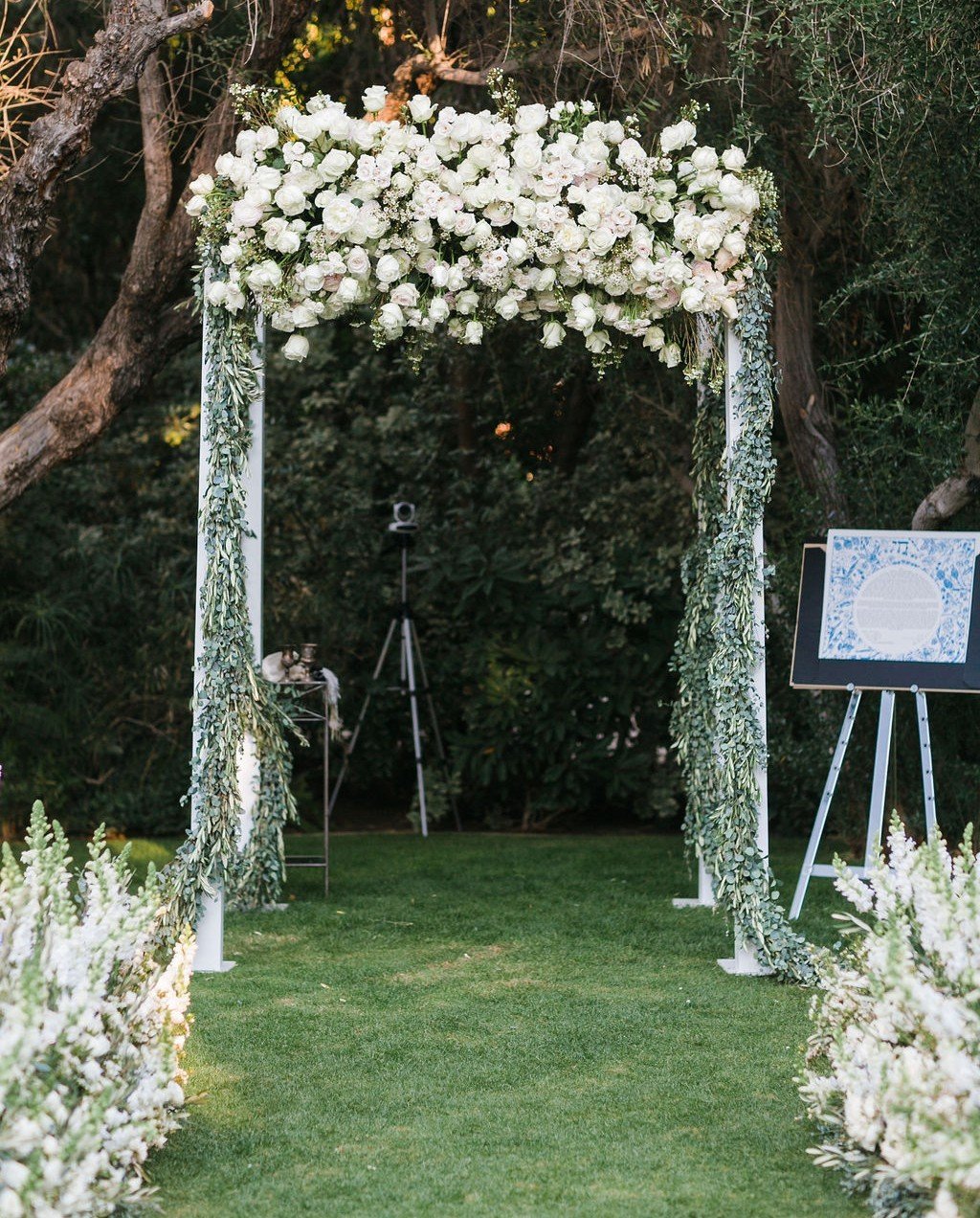 This stunning ceremony floral consists of garden roses, spray roses, wax flower, olive branches and eucalyptus.
...
#artisaninspiration #palmspringswedding #artisanevents #artisaneventfloraldecor #chuppah #weddingfloral