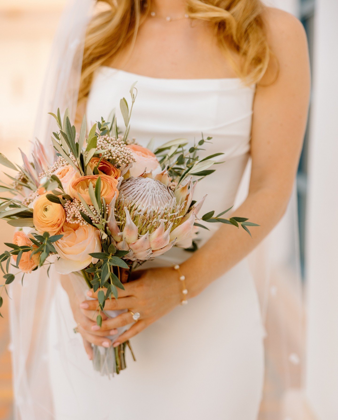 A beautiful bouquet of protea, ranunculus, tea roses, olive branches and eucalyptus.
...
#artisaninspiration #palmspringswedding #artisanevents #artisaneventfloraldecor #bride #weddingfloral