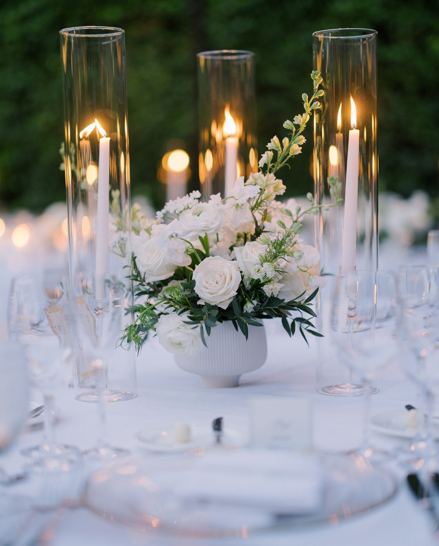 Glassware and candles are a great way to add luxe and sparkle to your wedding reception.
...
#artisaninspiration #palmspringswedding #artisanevents #artisaneventfloraldecor #weddingreception #californiaweddings