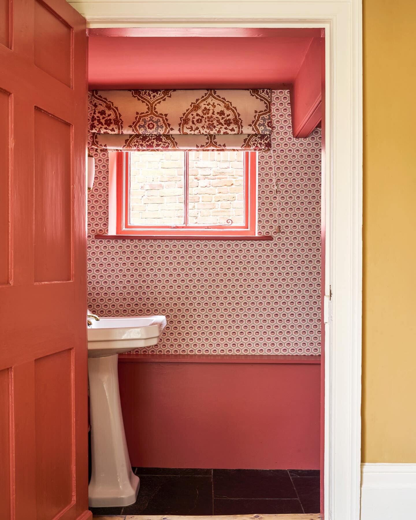 Smallest room in the house 💕 #charlottecroftsandco 📷 @jemma_watts_photography 
.
.
.
.

#interiordesign #robertkime #edwardbulmerpaint #houseandgarden #countrylife #englishcountryhousestyle