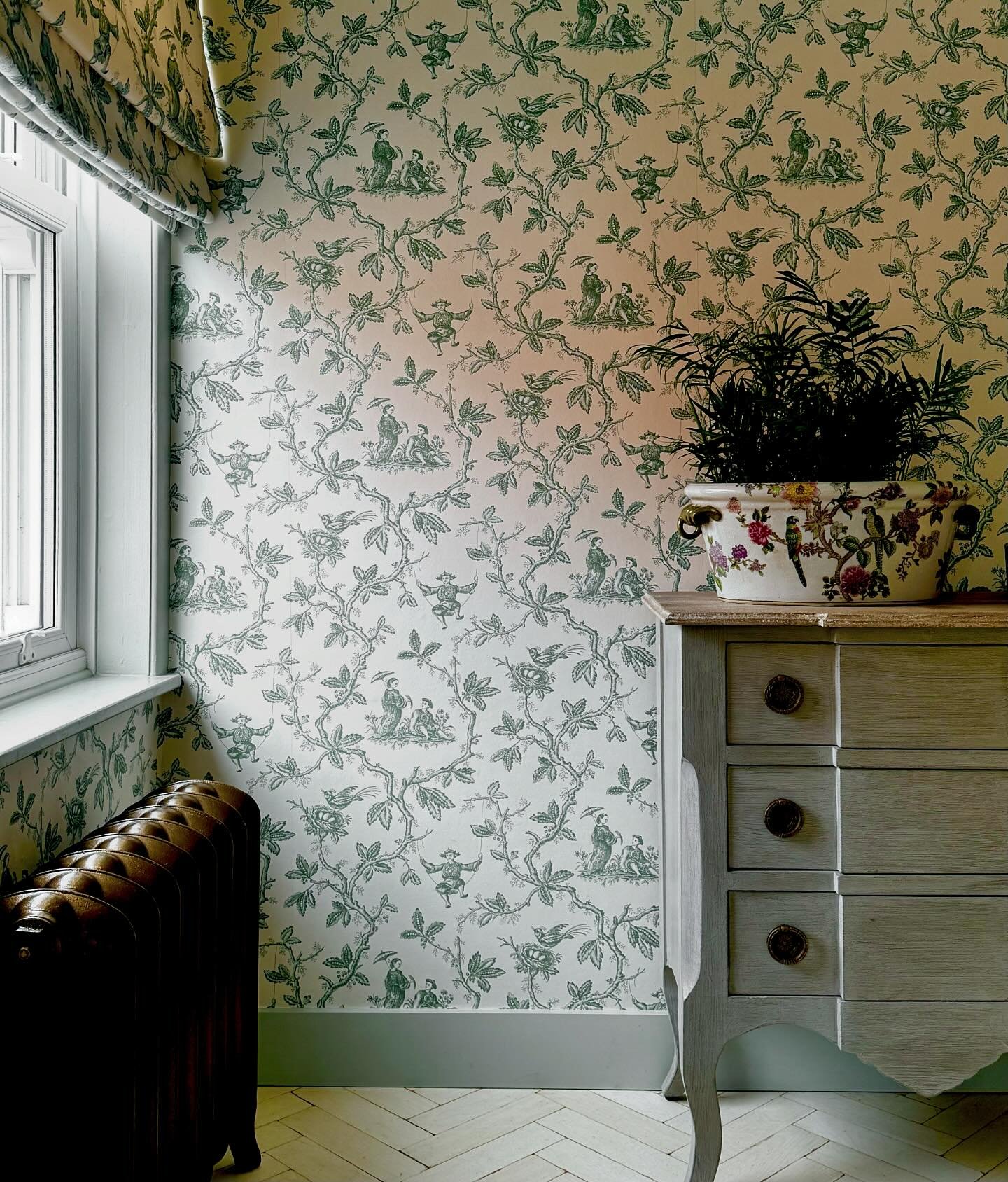 Top to toe toile in Lavenham 💕 #charlottecroftsandco 

#colefaxandfowler #edwardbulmerpaint #englishcountrystyle  #toiledejouy #houseandgarden