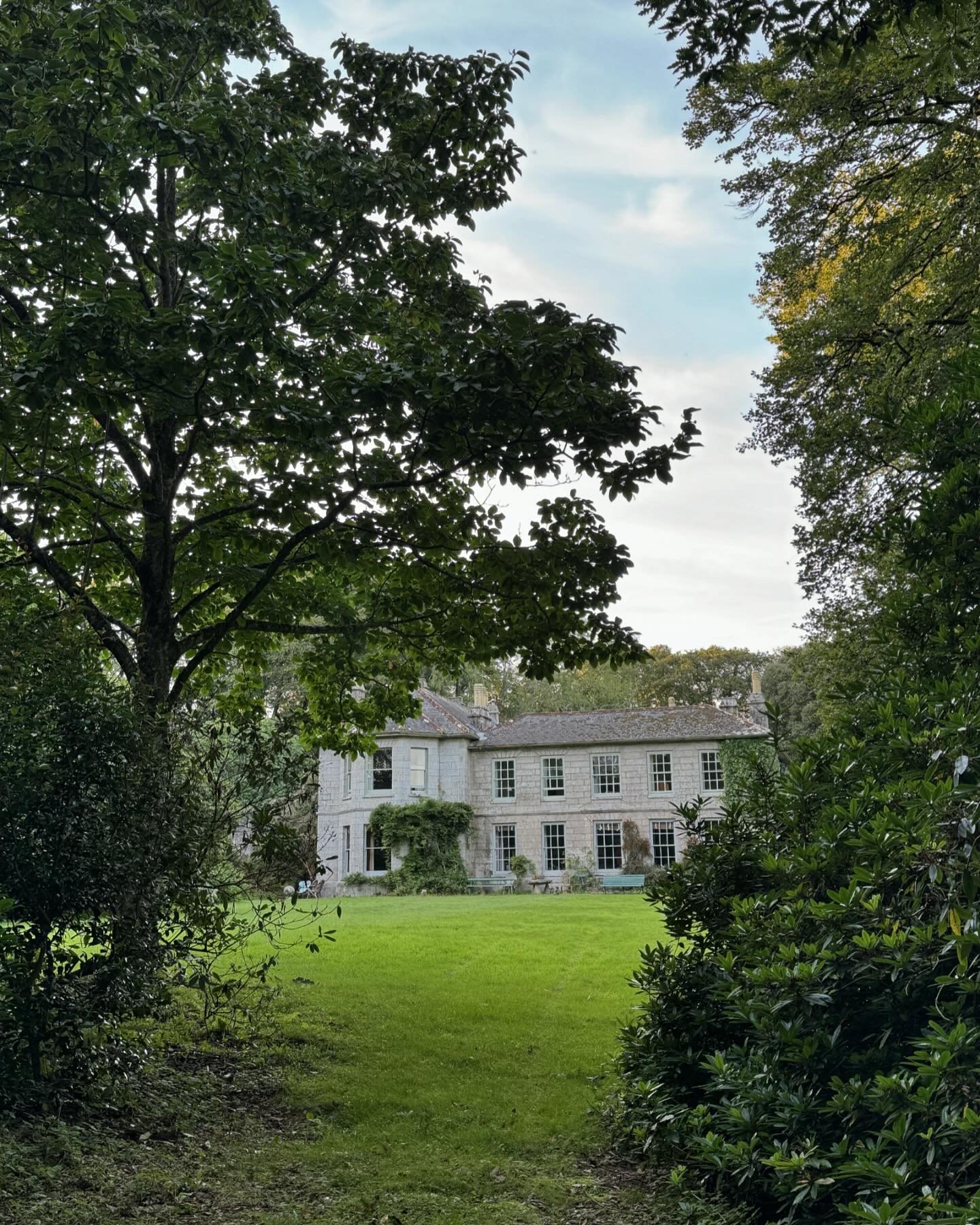 Bosvathick House and its estate has remained in the same family since 1760, quietly tucked away near the Helford peninsula.  It's a tapestry of period additions and incredible detailing now on @sawdaystravel 🍃 #bosvathickhouse 

#helford #englishcou
