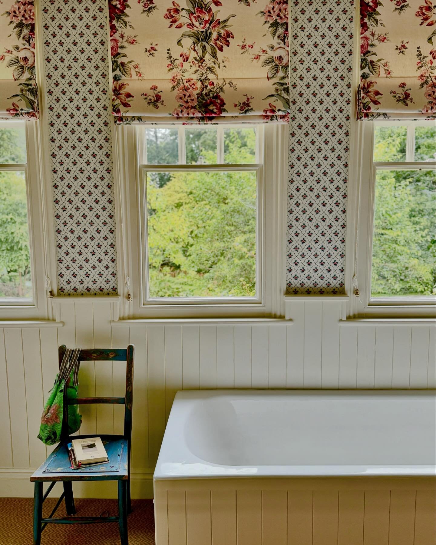 Dreamy florals in this country bathroom nestled in the most beautiful Suffolk garden #charlottecroftsandco 

#countryhousestyle #englishcountrygarden #interiordesign #bathroominspo #jeanmonro #edwardbulmerpaint