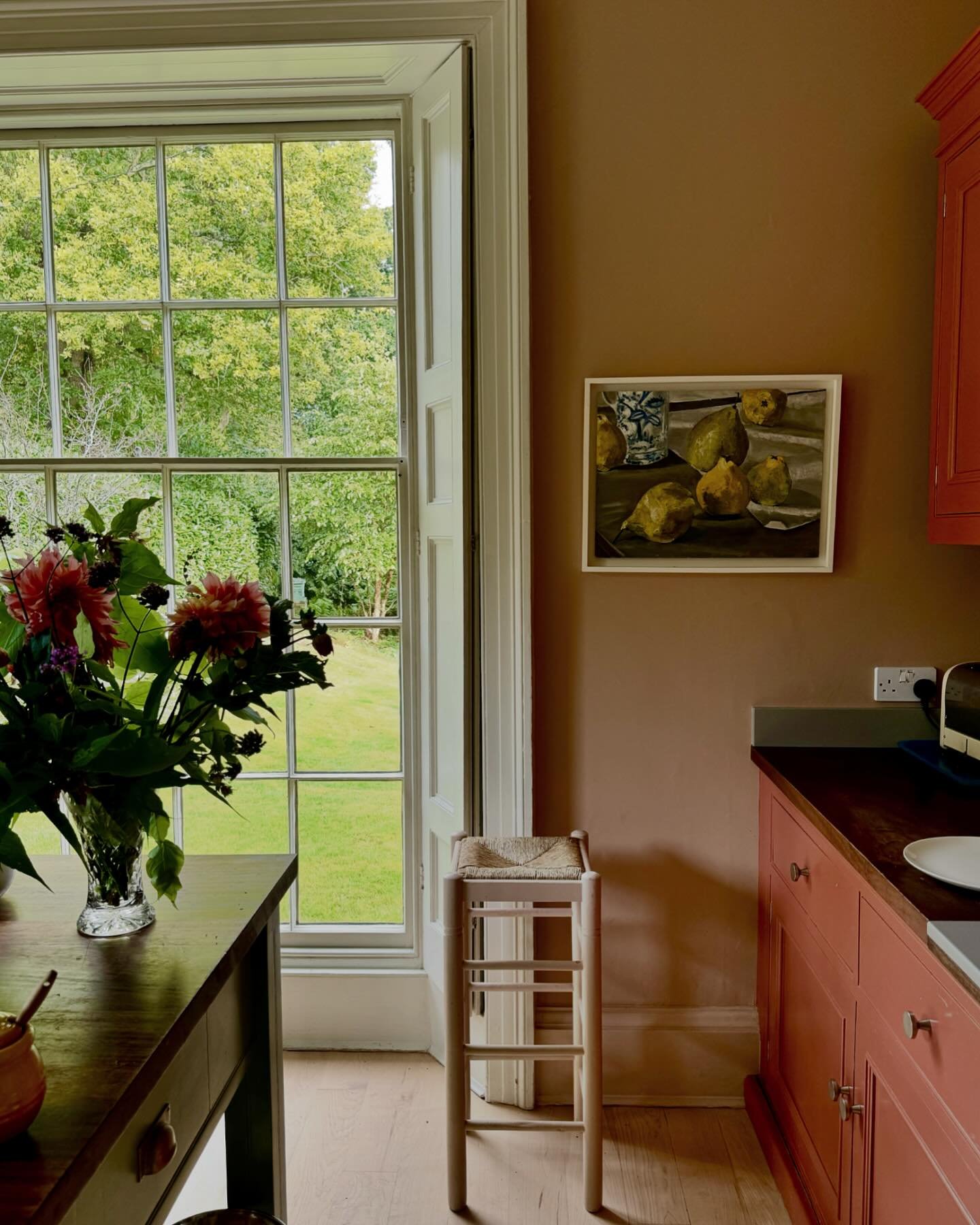 Lovely to see this kitchen we completed last year again, such a lovely rosy glow on a grey day! 💕 #charlottecroftsandco 

#kitchendesign #housegoals #countryhousestyle
