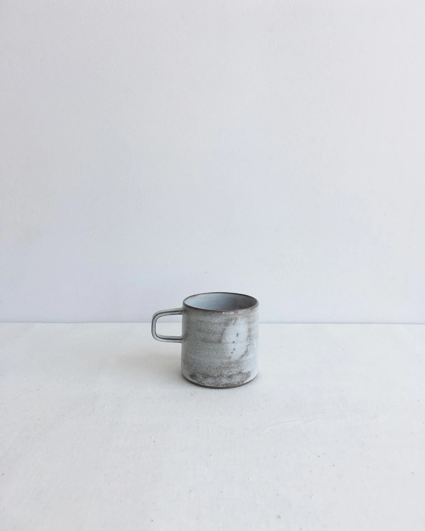 Une petite tasse &agrave; caf&eacute; qui a pris un coup de chaud ! La tache est d&ucirc; ici &agrave; la proximit&eacute; de l&rsquo;&eacute;mail avec les r&eacute;sistances dans le four. 
Cela peut parfois buller et ruiner une pi&egrave;ce comme &c