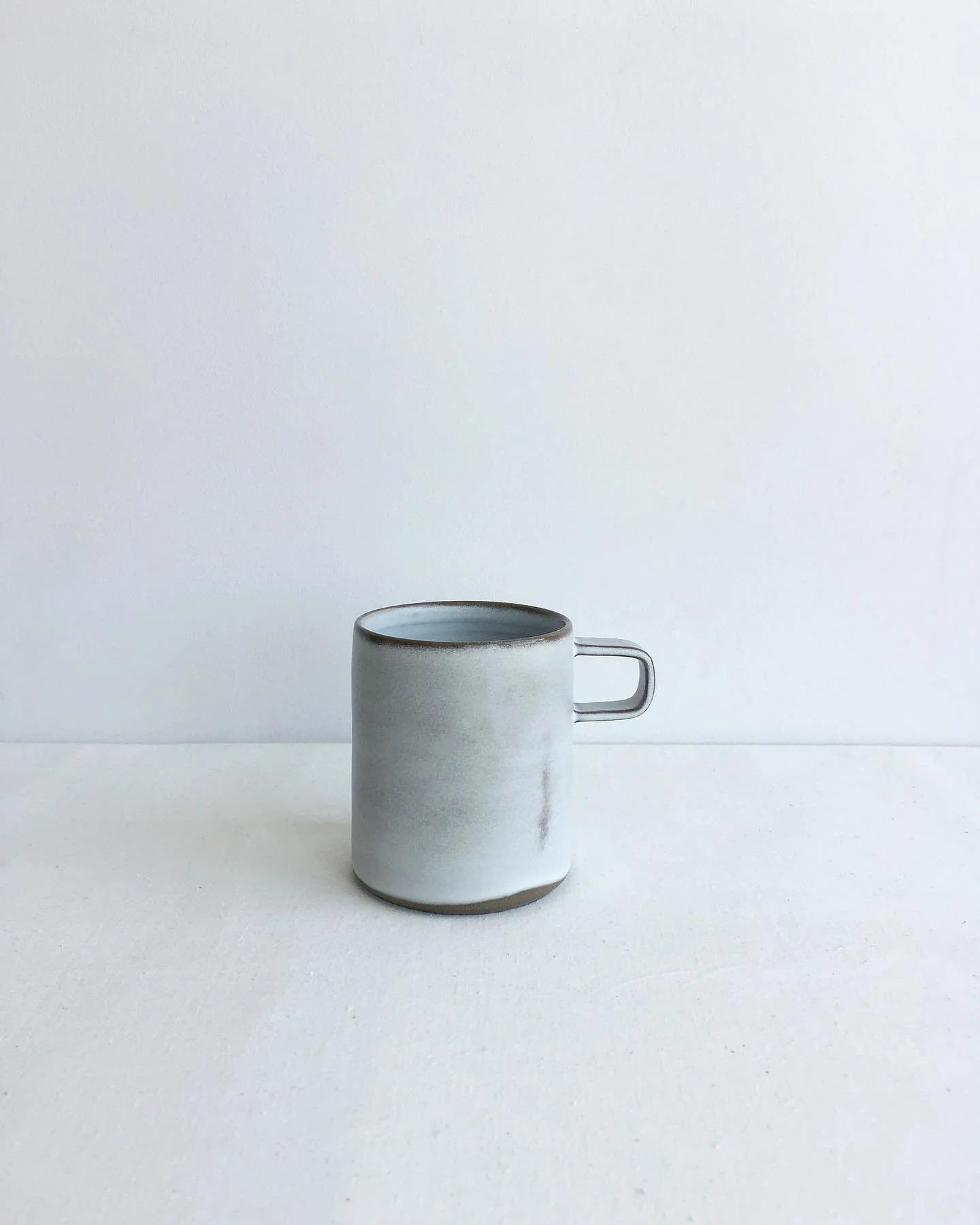 Here you can really understand the name I gave to this glaze. 
Frozen white 🥶
That make sense? 
.
#atelierepiney #frozenwhite #glaze #mug #handmade #homemadeglaze #ceramique #ceramics #pottery #vessel #potteryworks #clay #clayart #makersgonnamake #a