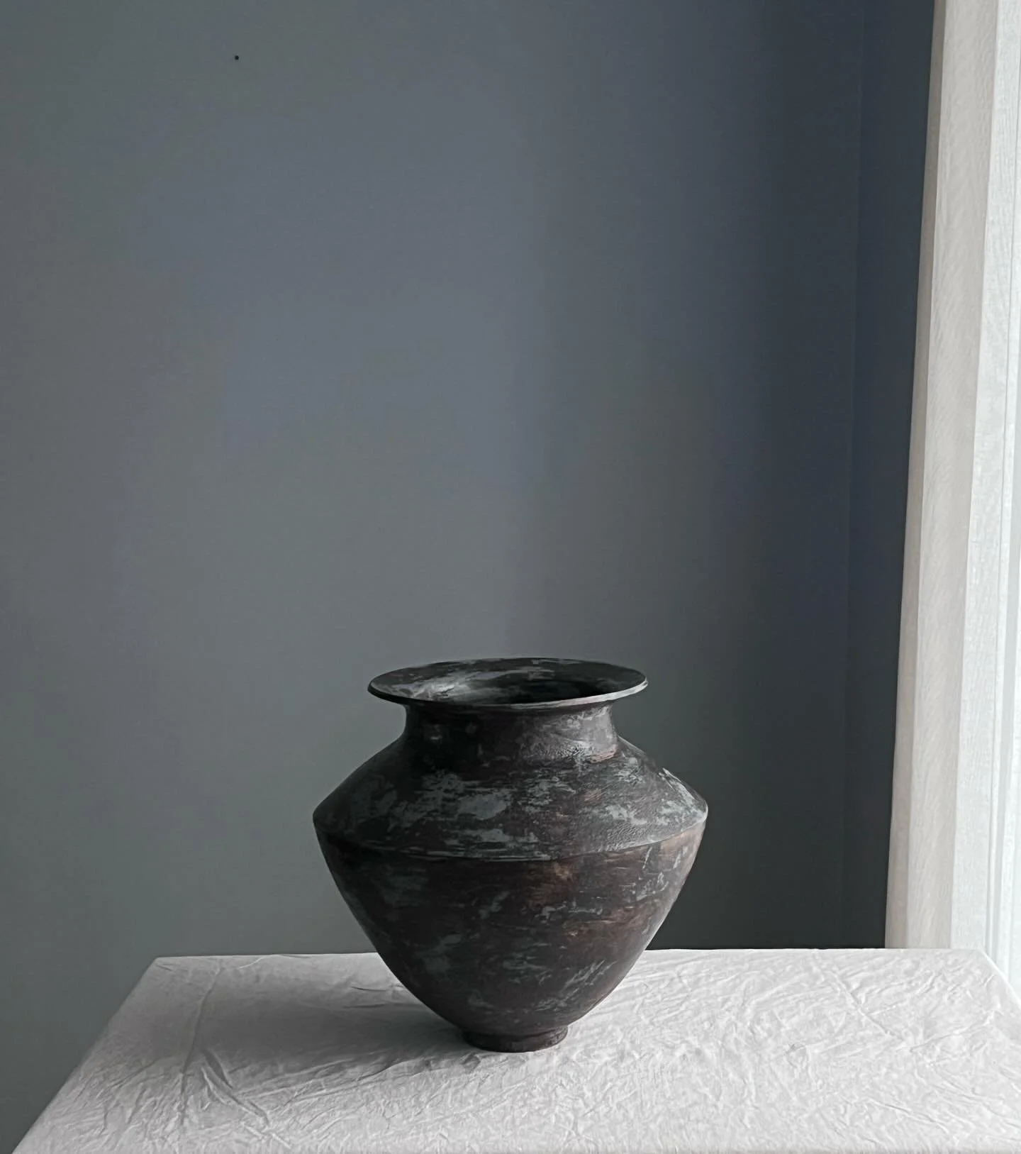 Nouvelle direction pour 2026. 

Forme I - Pi&egrave;ce unique 
Gr&egrave;s, &eacute;mail Horizon et Majorelle