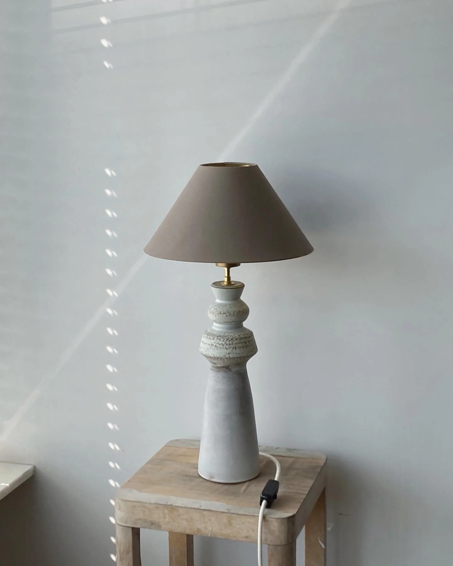 La premi&egrave;re d&rsquo;une longue s&eacute;rie. Stay tuned 💡
.
#ceramiclamp #ceramics #ceramique #ceramicdesign #ceramicobjects #design #tablelamp #lampeaposer #atelierepiney #lampe #lampendesign #collectible #collectibledesigngallery #collectib