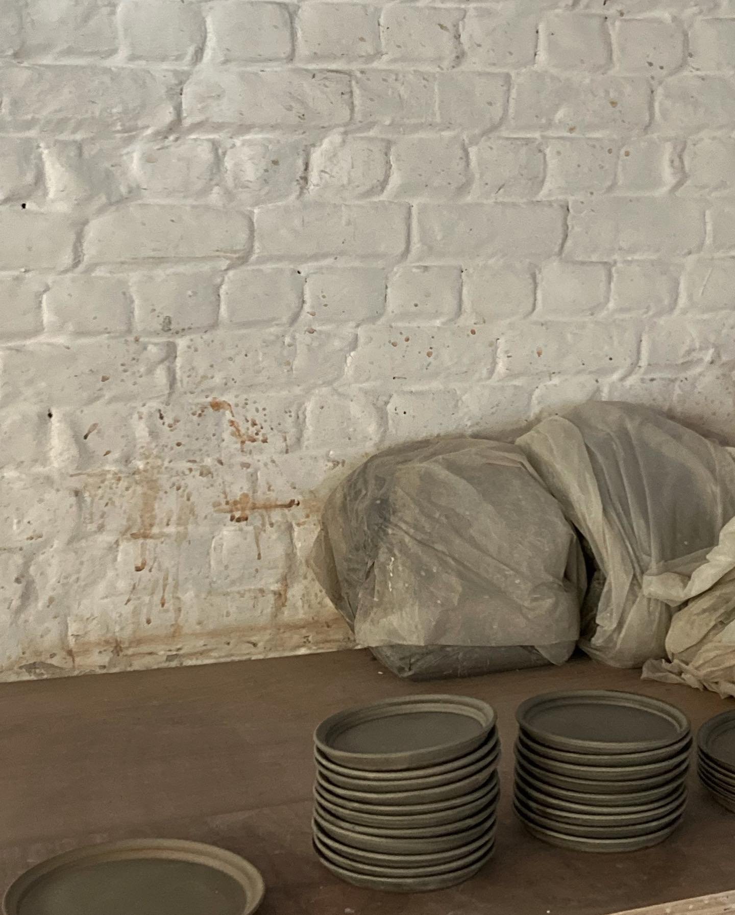 In the mood for Japan 👀
.
#atelierepiney #insideatelierepineystudio #insidethestudio #ceramics #ceramique #ceramica #ceramiquecontemporaine #sneakpeek #generalfurnishingsandco