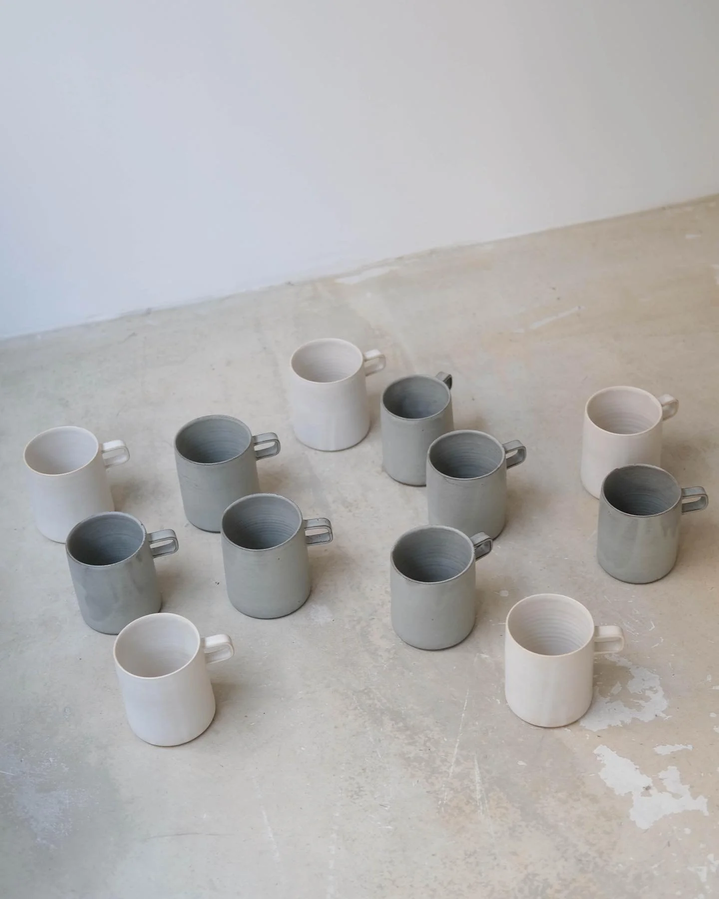 Des mugs sont en vente chez @brutal_ceramics depuis hier. Ils sont en s&eacute;rie tr&egrave;s limit&eacute;e. Et apparemment c&rsquo;est la taille parfaite pour les boissons chaudes hivernal🎄🤍
Les teintes sont aussi de saison, d&eacute;cid&eacute;
