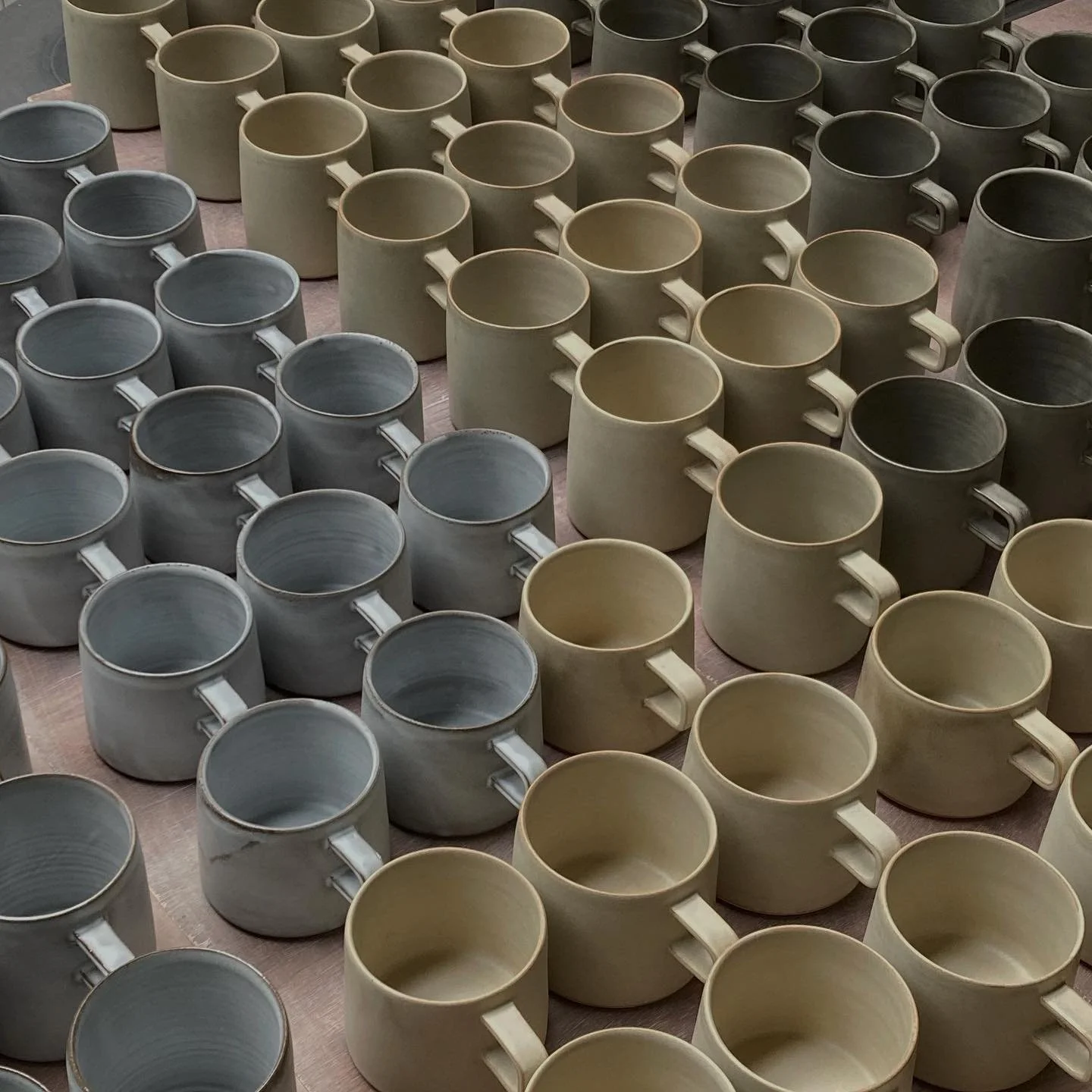 This is the first batch of a larger order. I made mugs and tea cups in tree different colours: frozen white, slate and  yellow.
I will tel more about where it will be available soon. 
.
#atelierepiney #cups #mugs #teacups #teacup #mug #tasse #tablewa