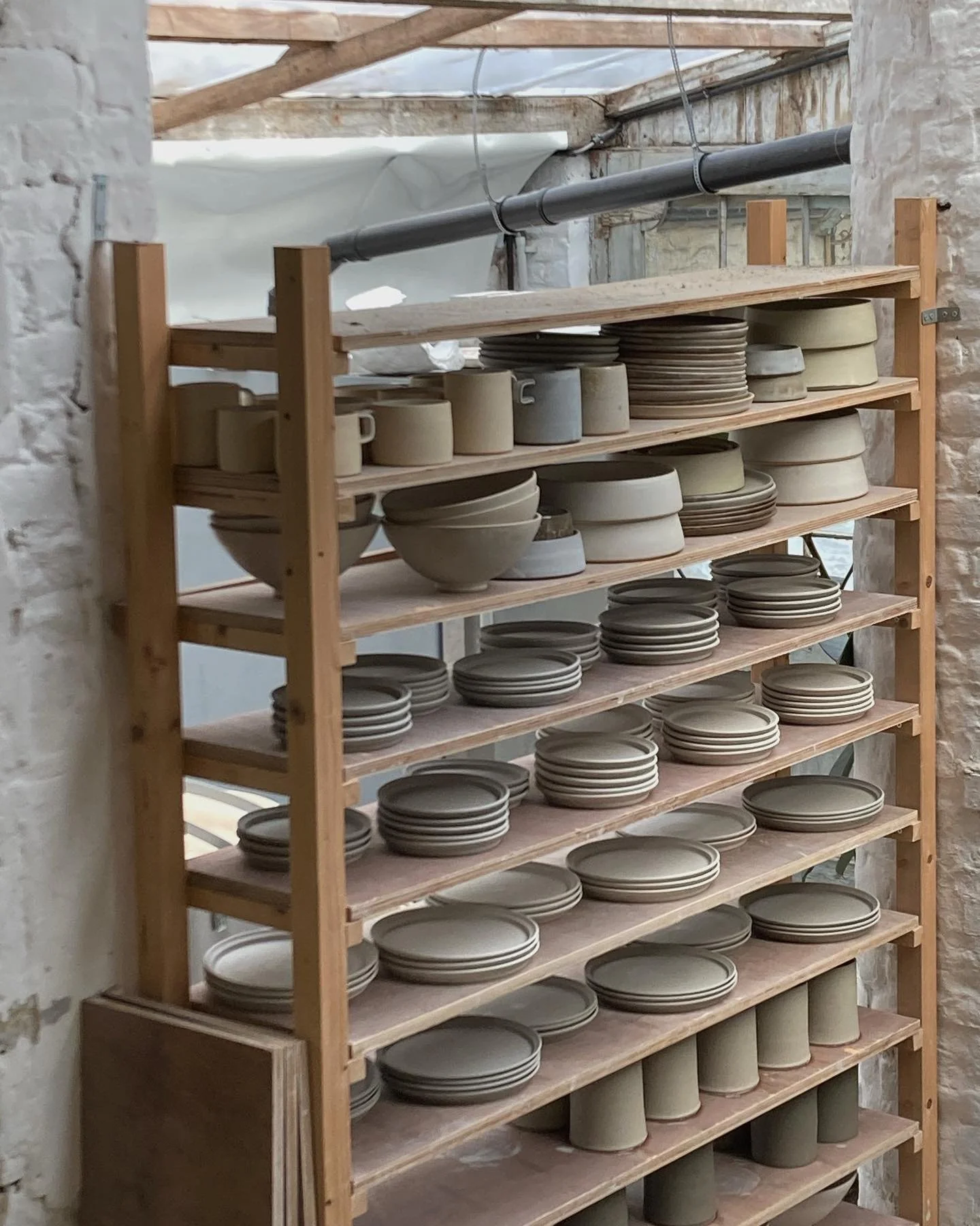 Petit aper&ccedil;u de ce qui se trame en ce moment &agrave; l&rsquo;atelier. 
Les pi&egrave;ces prennent un temps fou &agrave; s&eacute;cher. C&rsquo;est aussi &ccedil;a le travail de la terre, un ralentissement forc&eacute;, par fois. 
#atelierepin