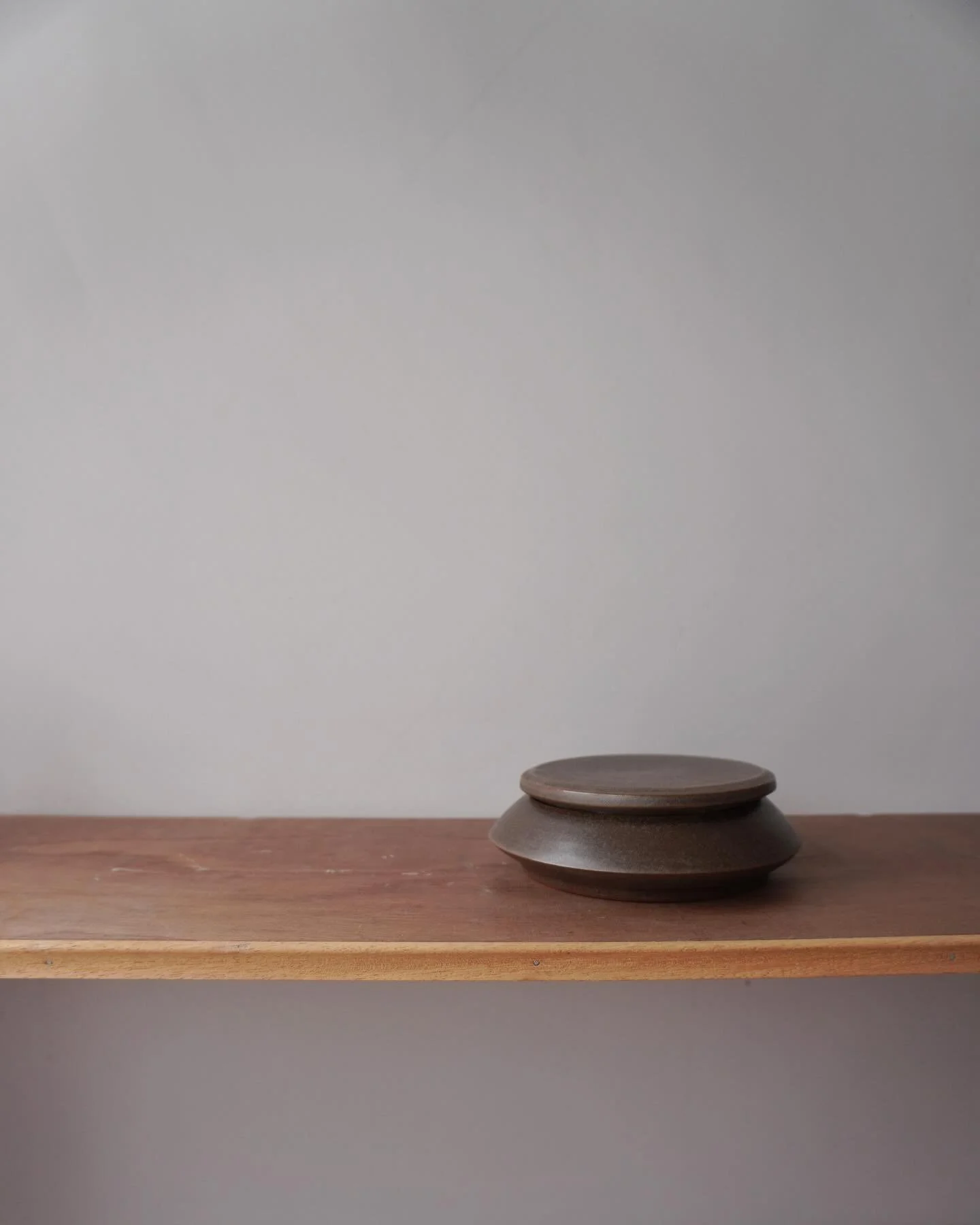 Le shop ouvre ses portes dans quelques minutes ! 
J&rsquo;ai h&acirc;te d&rsquo;avoir vos retour et de voir quelles pi&egrave;ces vont vous faire flasher :) 

La livraison est disponible &agrave; l&rsquo;international, mais si vous &ecirc;tes en Belg