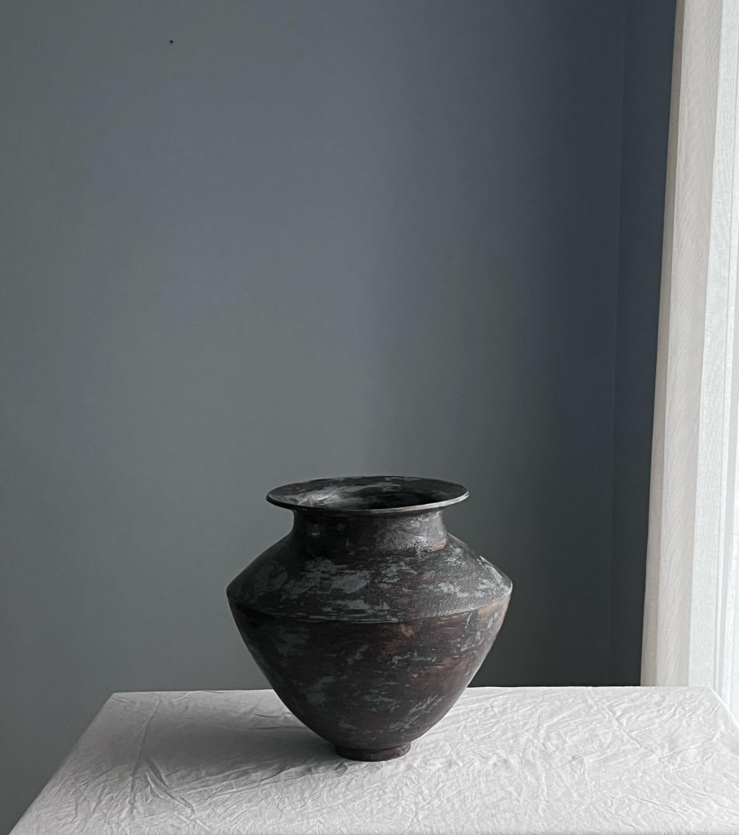 Nouvelle direction pour 2026. 

Forme I - Pi&egrave;ce unique 
Gr&egrave;s, &eacute;mail Horizon et Majorelle