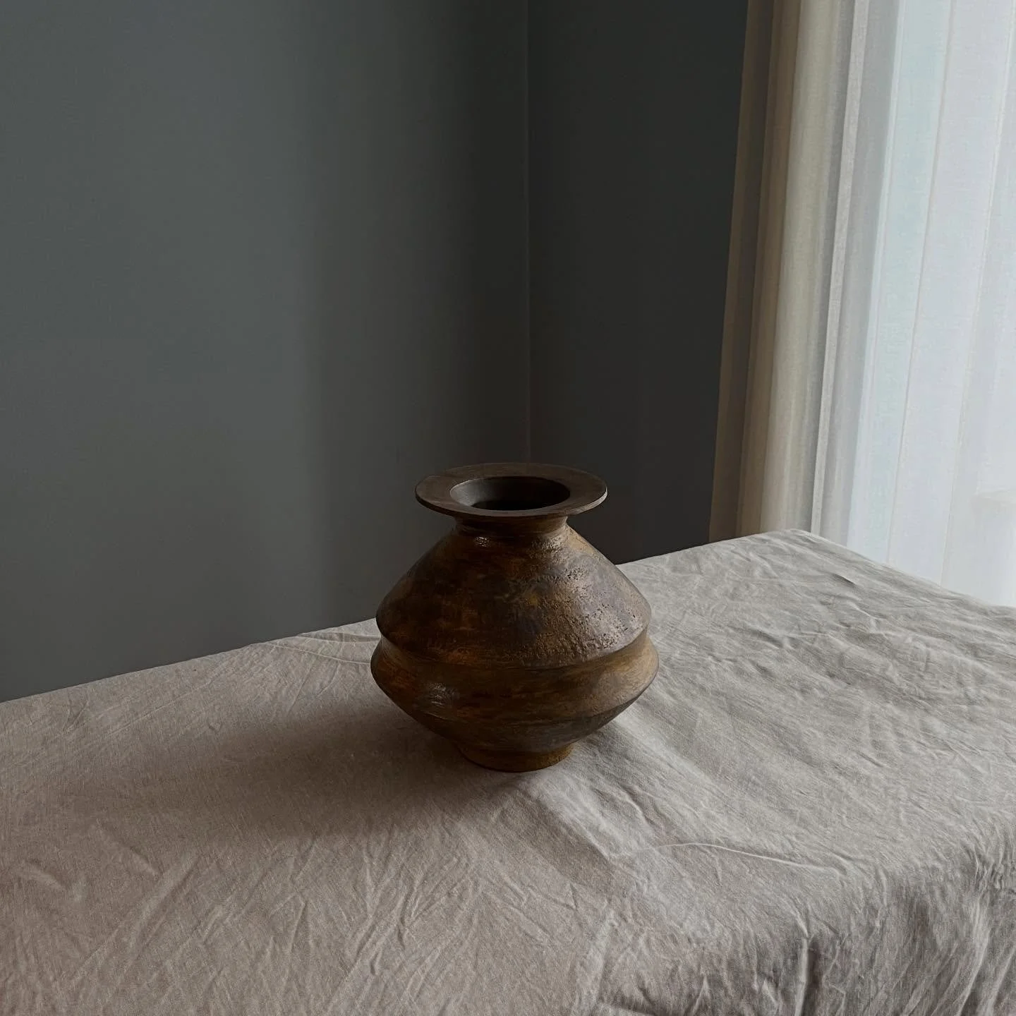 Petit vase. 
Email tabac qui vire du brun chaud au gris cendr&eacute; sur toute la surface.
.
&Eacute;crivez moi en MP pour plus d&rsquo;infos.