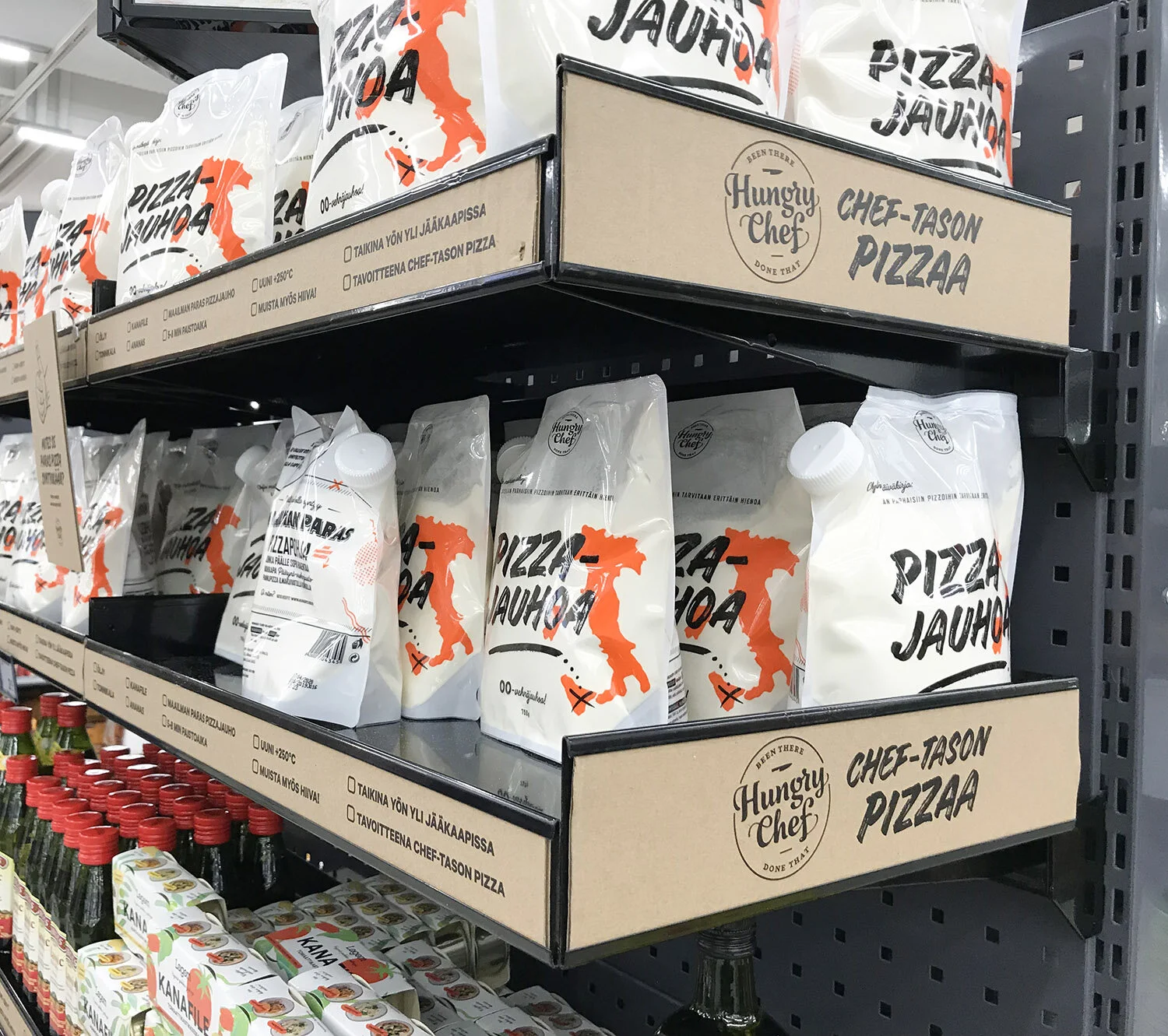 Lähikuvassa valmis pizza jauhoja supermarketin hyllyssä.