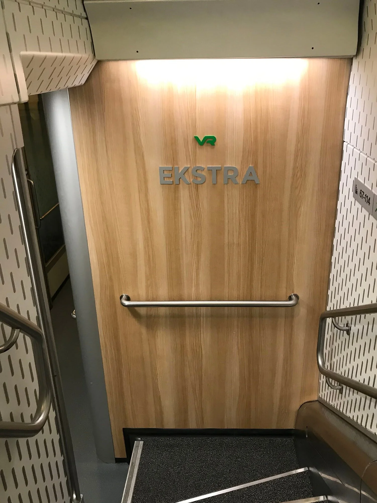 VR-junan seinäopasteet ja teippaukset