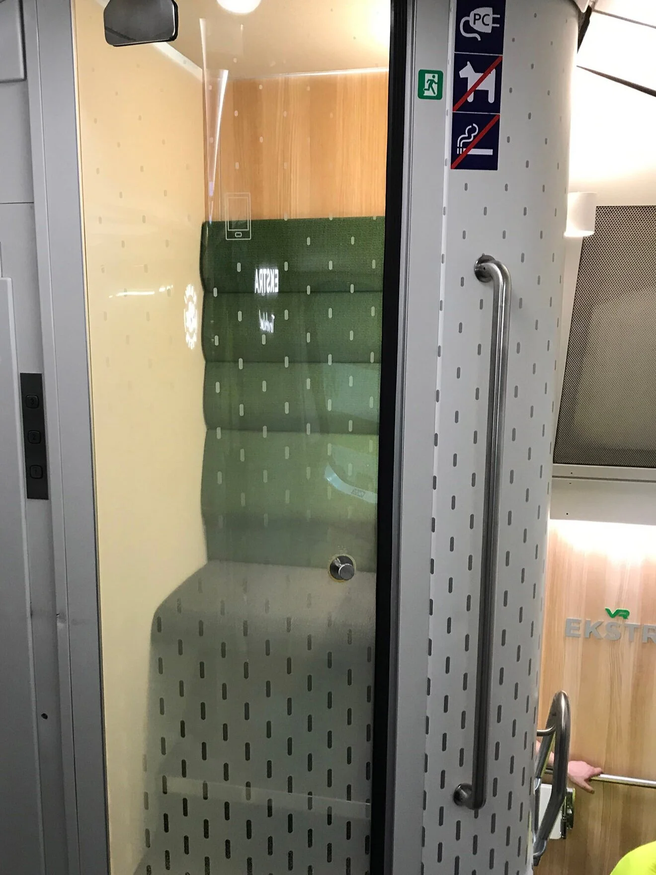 VR-junan seinä ja ikkunateippaukset