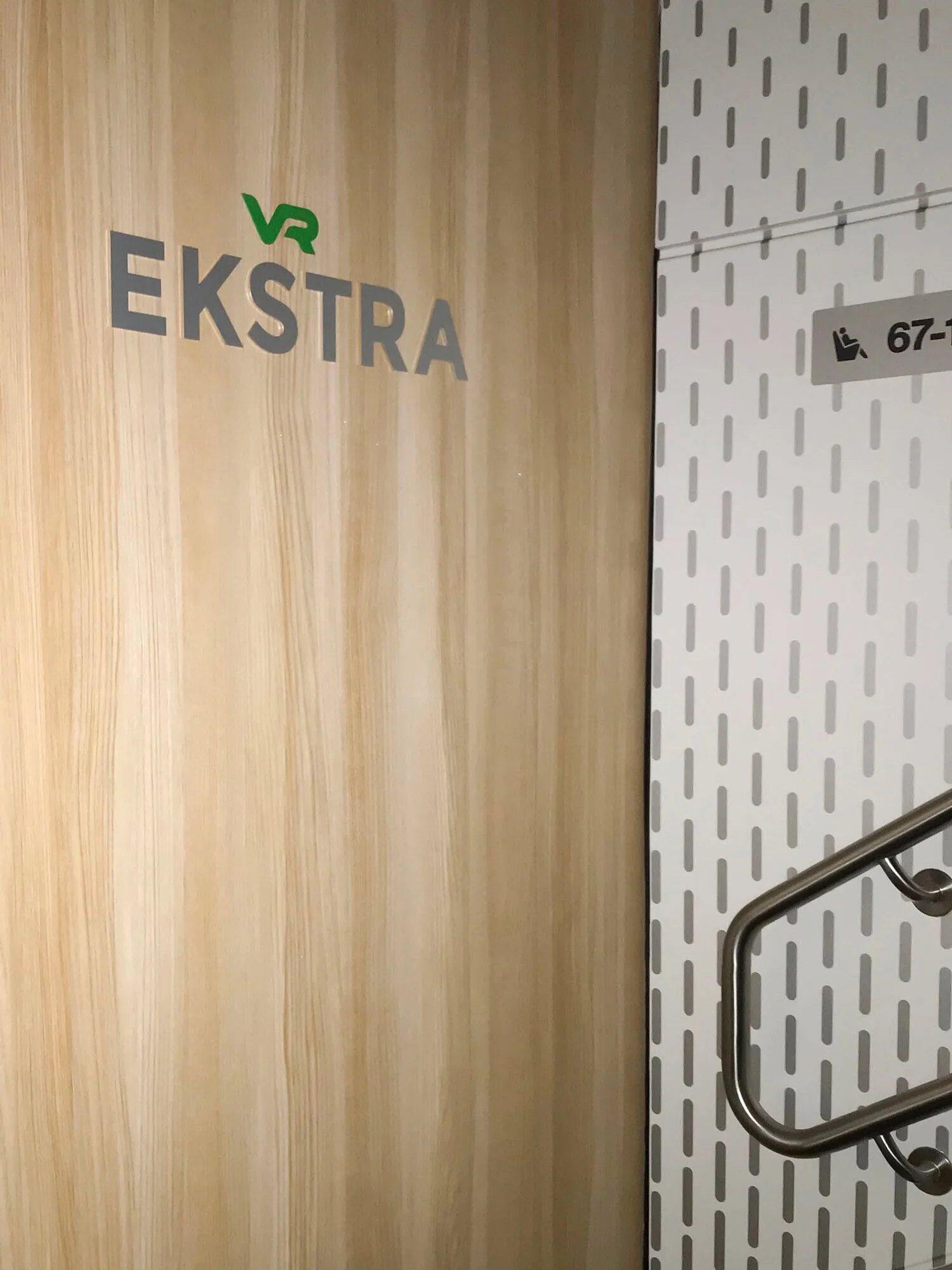 Vr-junan seinäopasteet ja seinäteippaukset