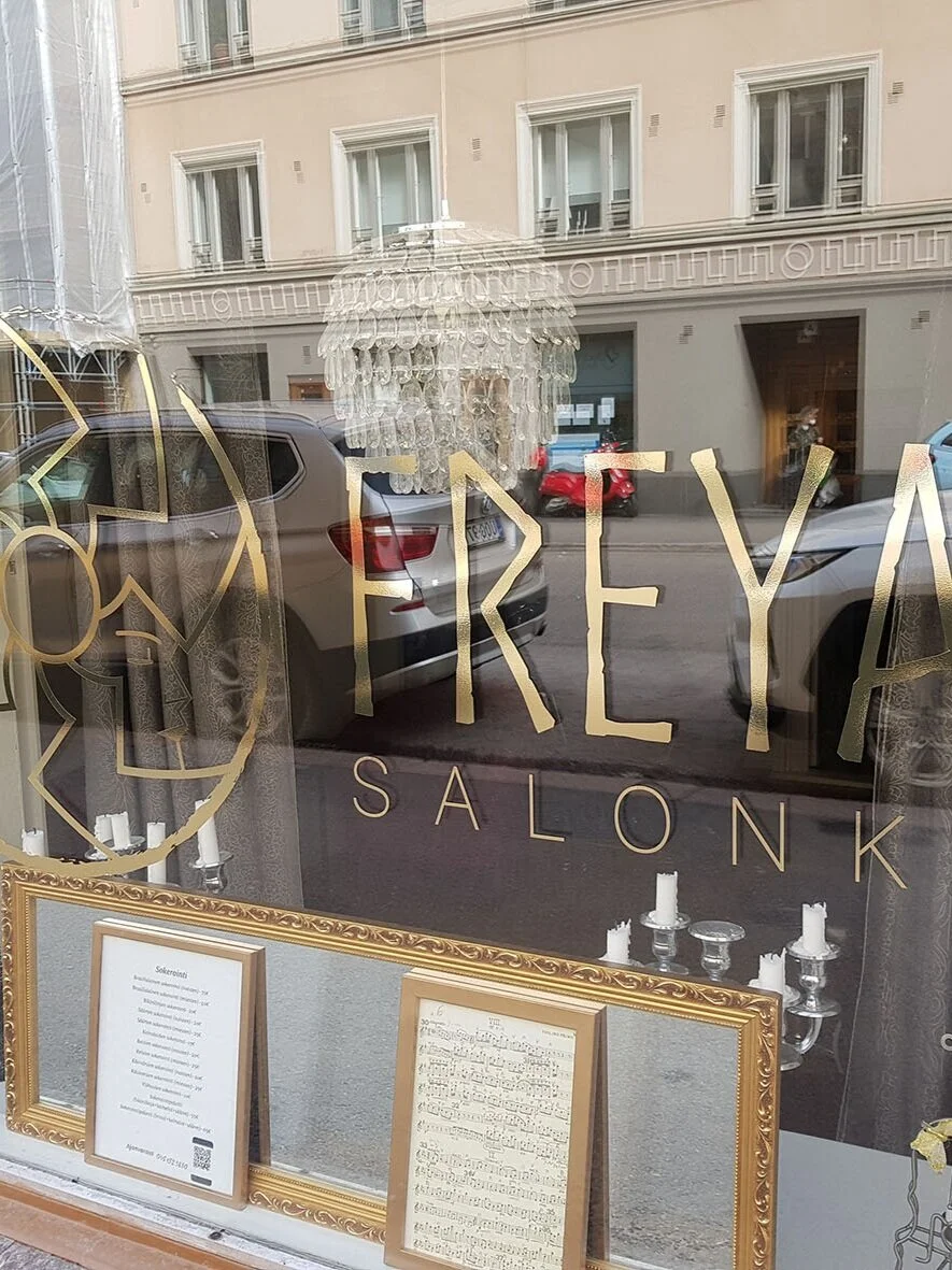 Freya kultainen logo ikkunateippaus