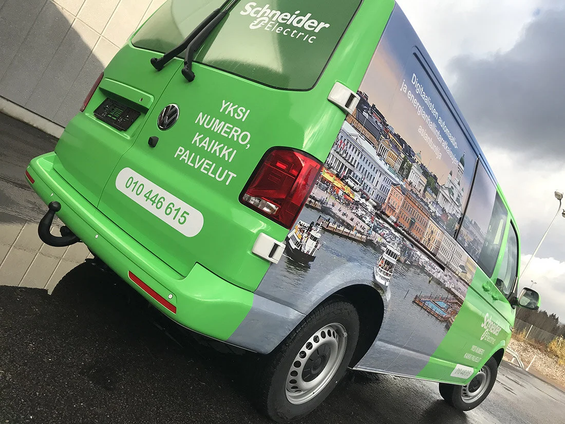 Valmiiksi teipattu Schneider Electric huoltoauto lähdössä matkaan.