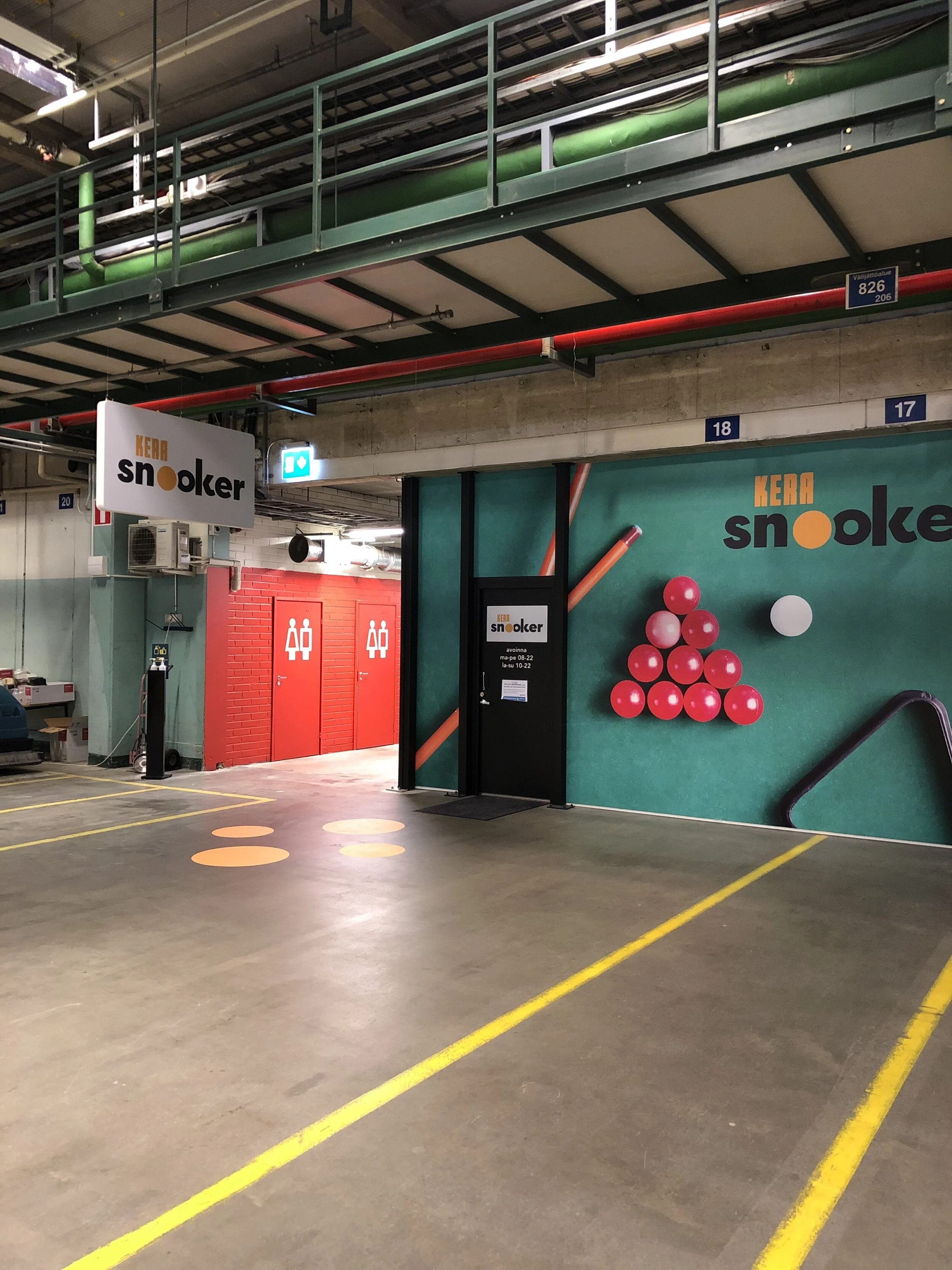 Kuvassa teipattu seinä, missä on mainos snooker paikasta.