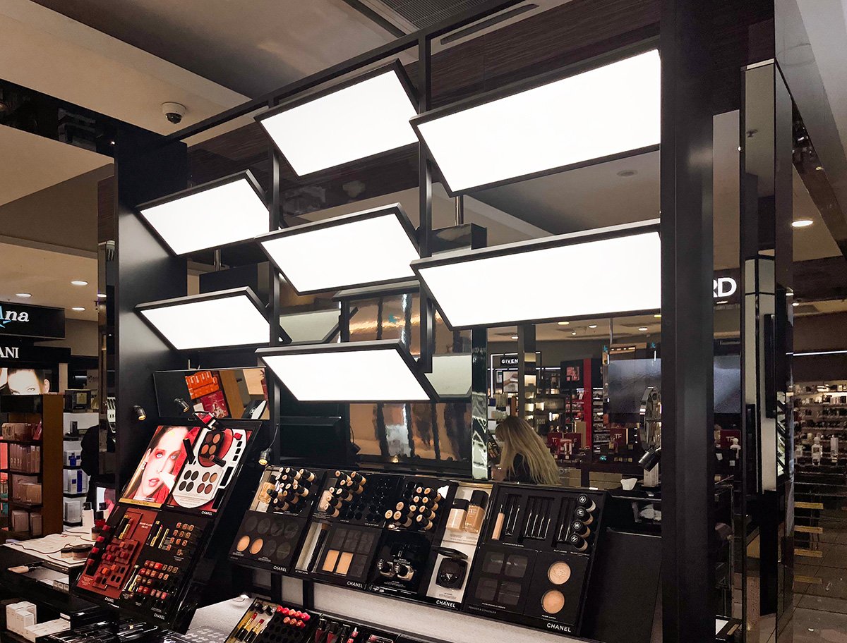 Lähikuvassa Chanel shopin led paneelit.