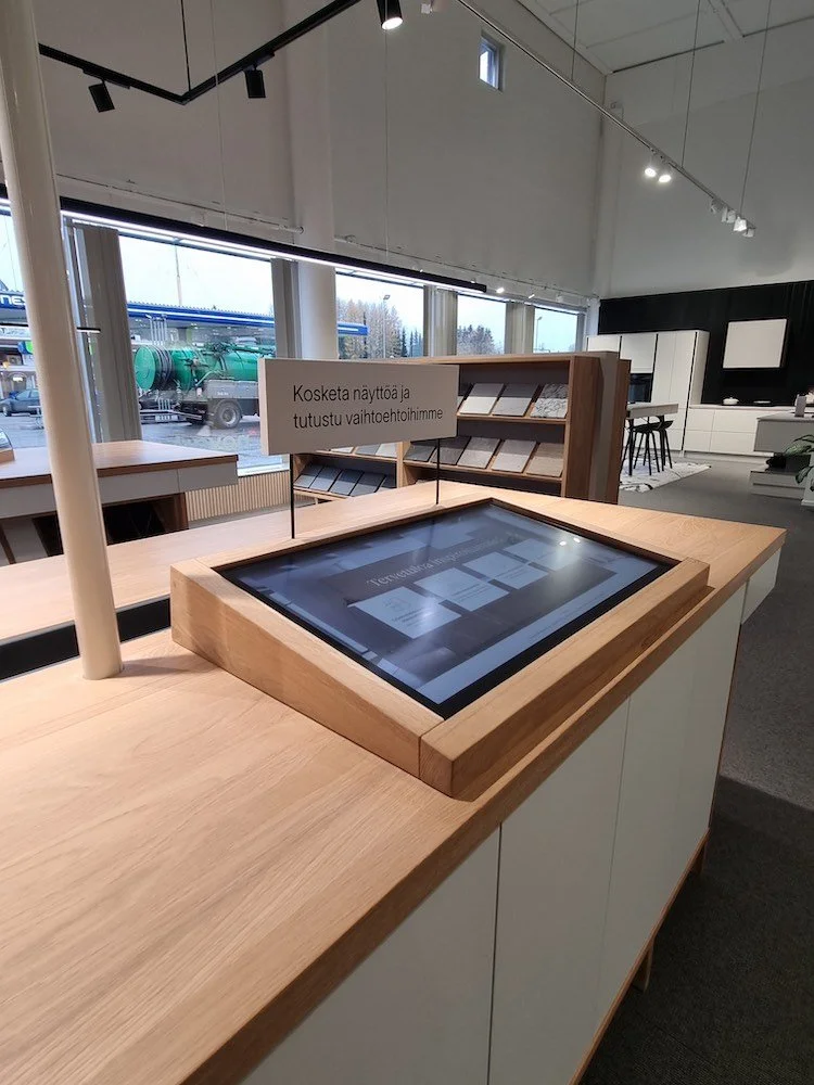 digitalinen näyttö ja tarjous hyllyssä, sisätiloissa, suuret ikkunat, moderni sisustus