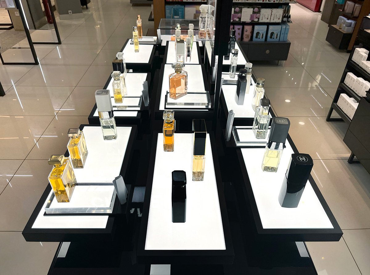 Led paneeli taso, jossa on näytteitä kosmetiikkamyymälässä.